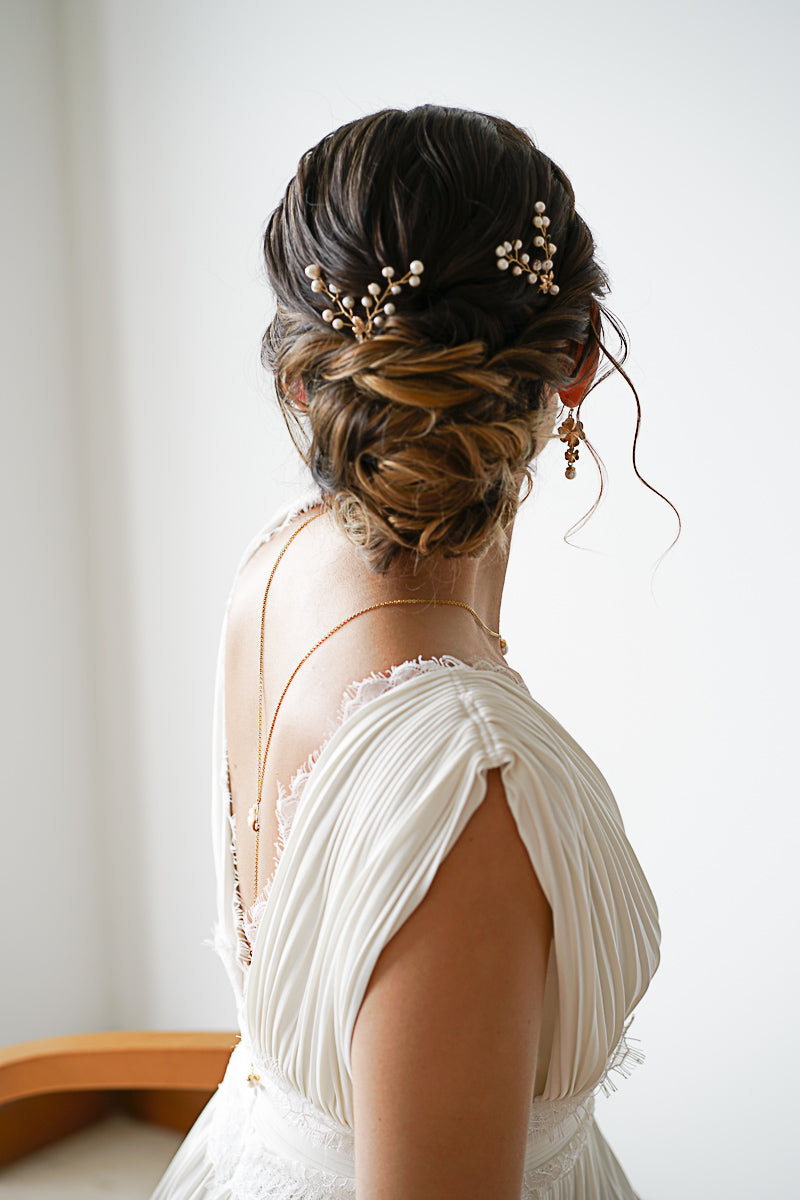 Piques a cheveux délicats en perles naturelles de culture sur un chignon bas tressé