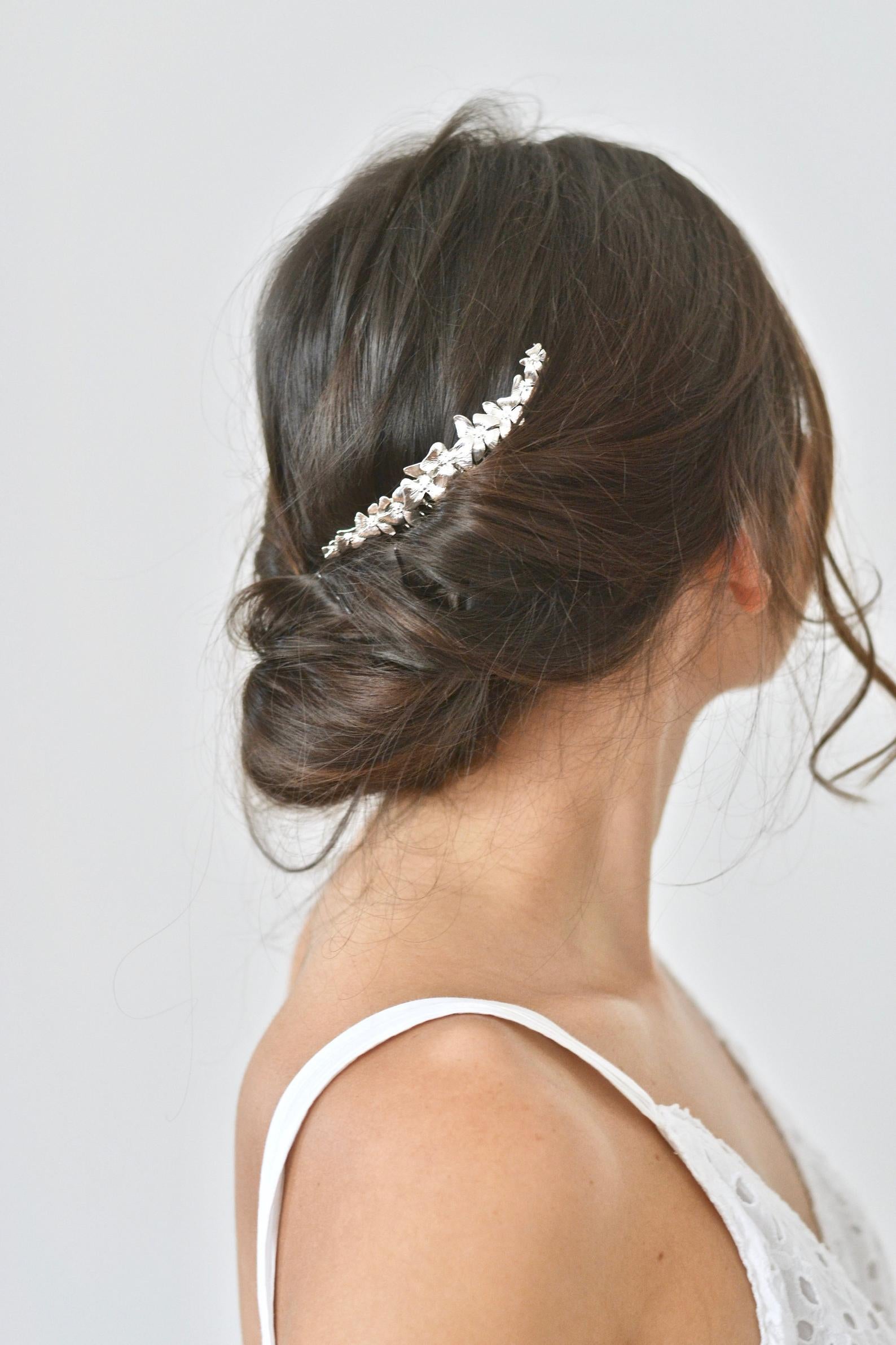 photo d'une coupe de mariée avec un peigne mariage en fleurs de couleur argenté