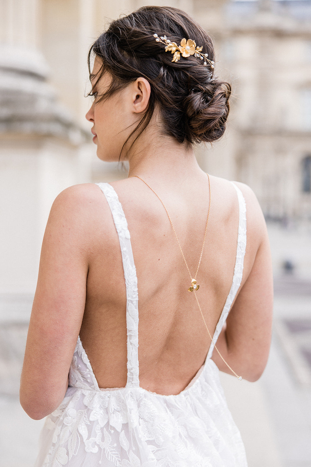 mariée romantique portant un pic de cheveux pour mariage avec une fleur or or veilli et des feuillages accompagnés de perles naturelles