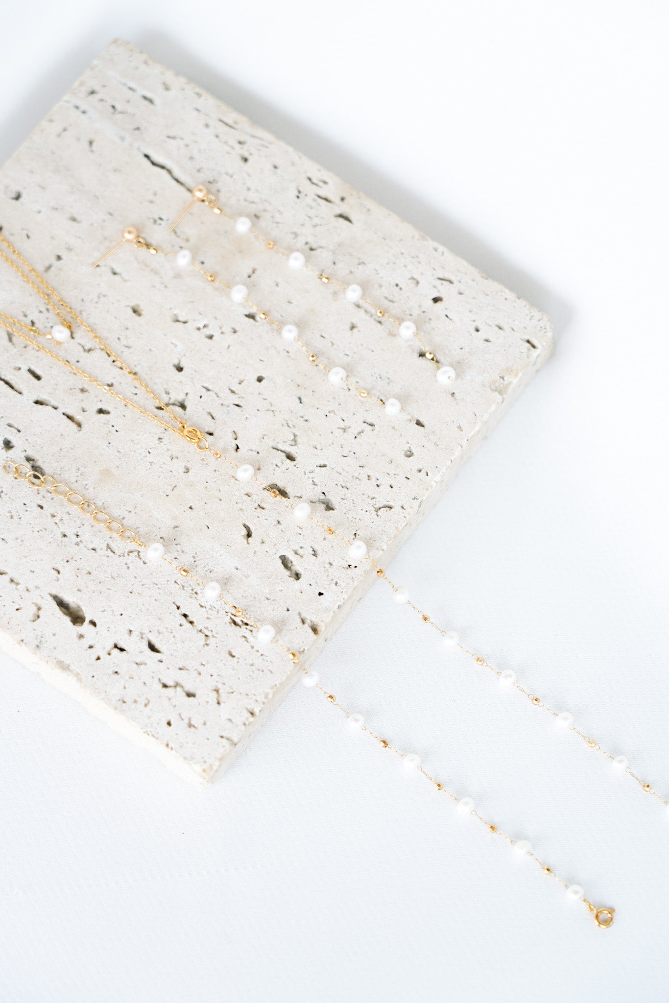 parure de bijoux de mariage en perles naturelles sur une plaque de marbre