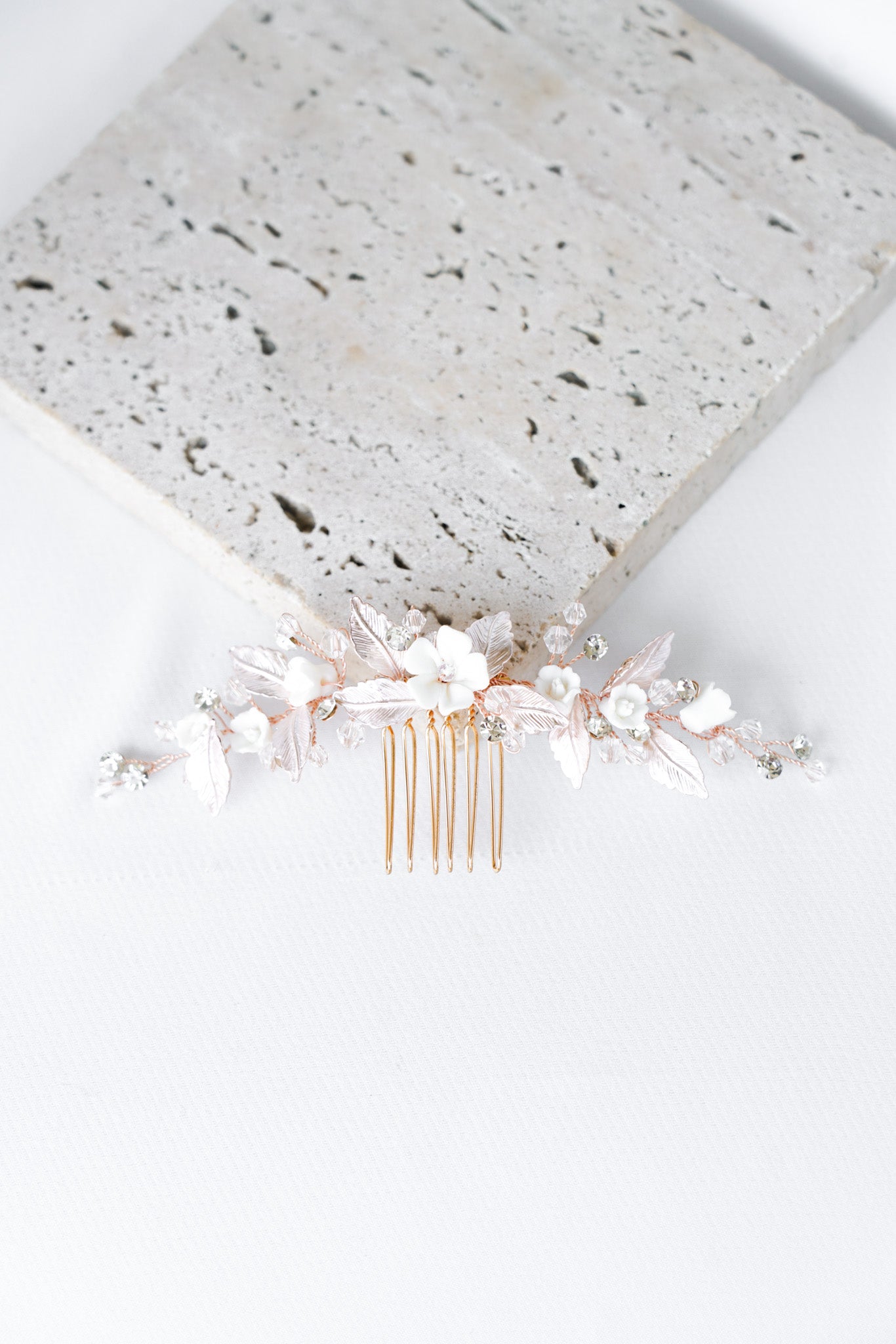 Grand peigne de mariage floral en or rose, feuilles argent et fleurs en nacre élégant et bohème