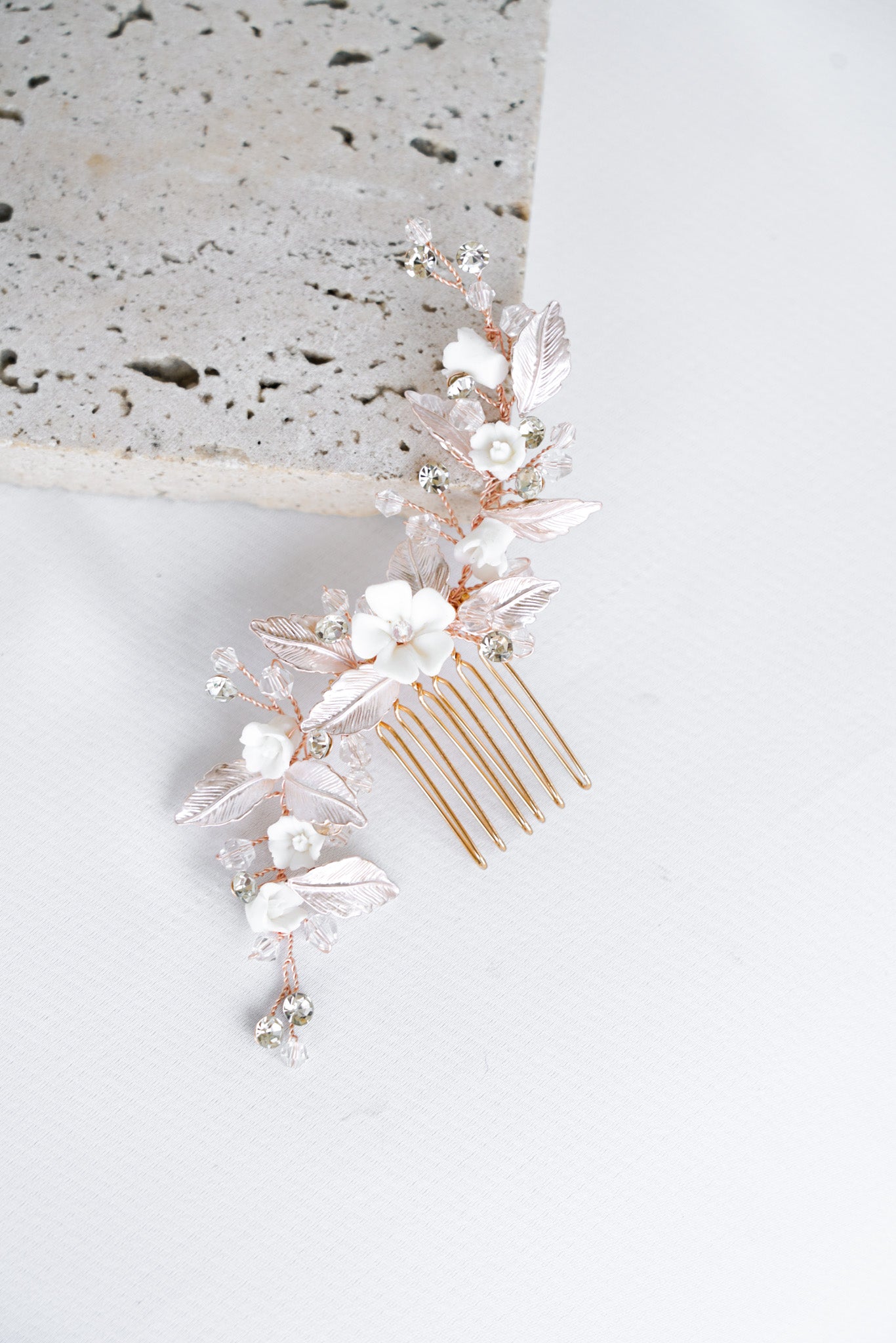 Grand peigne de mariage floral en or rose, feuilles argent et fleurs en nacre élégant et romantique malléable