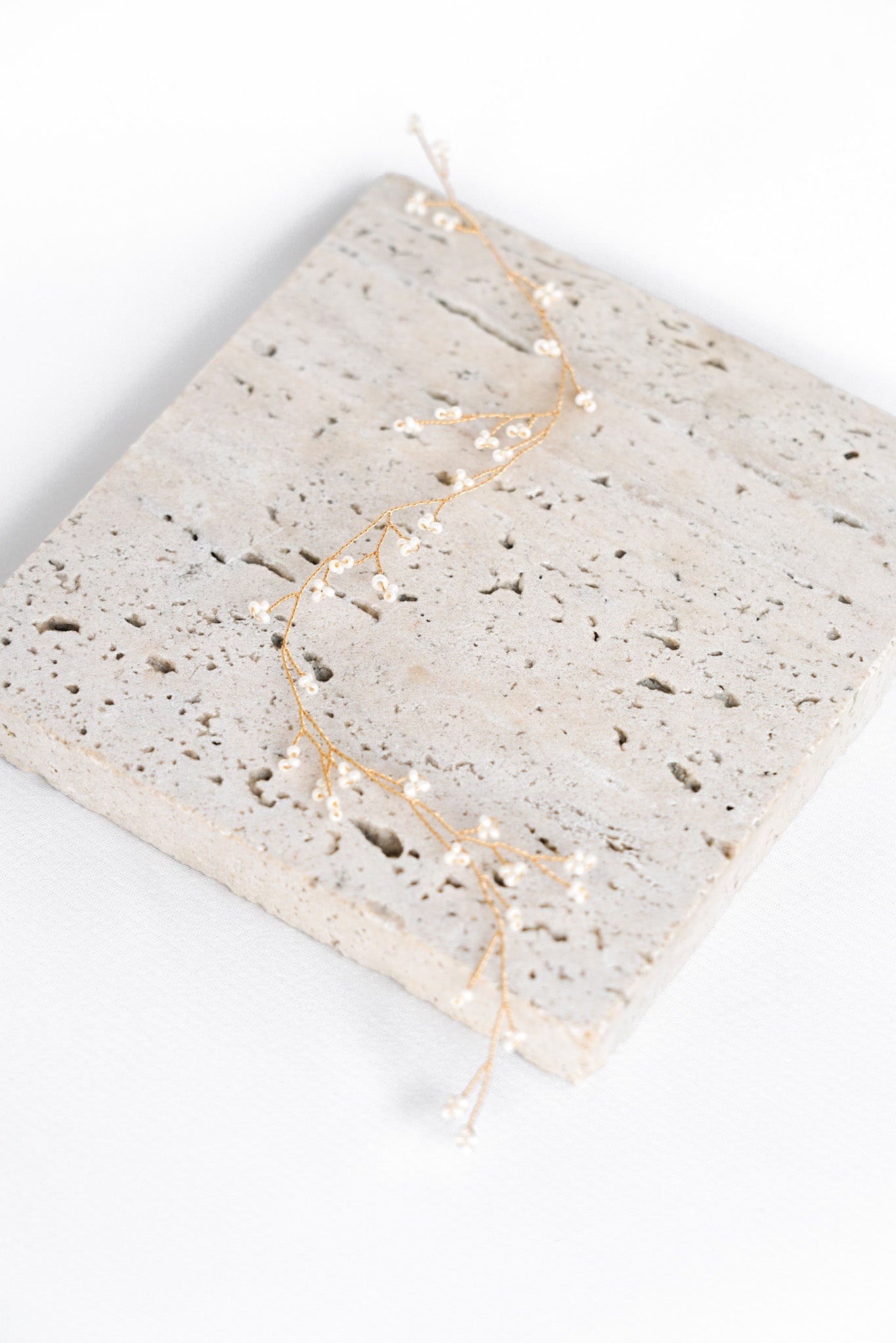 vigne de cheveux mariage en or avec des fleurs en perles rocailles blanche