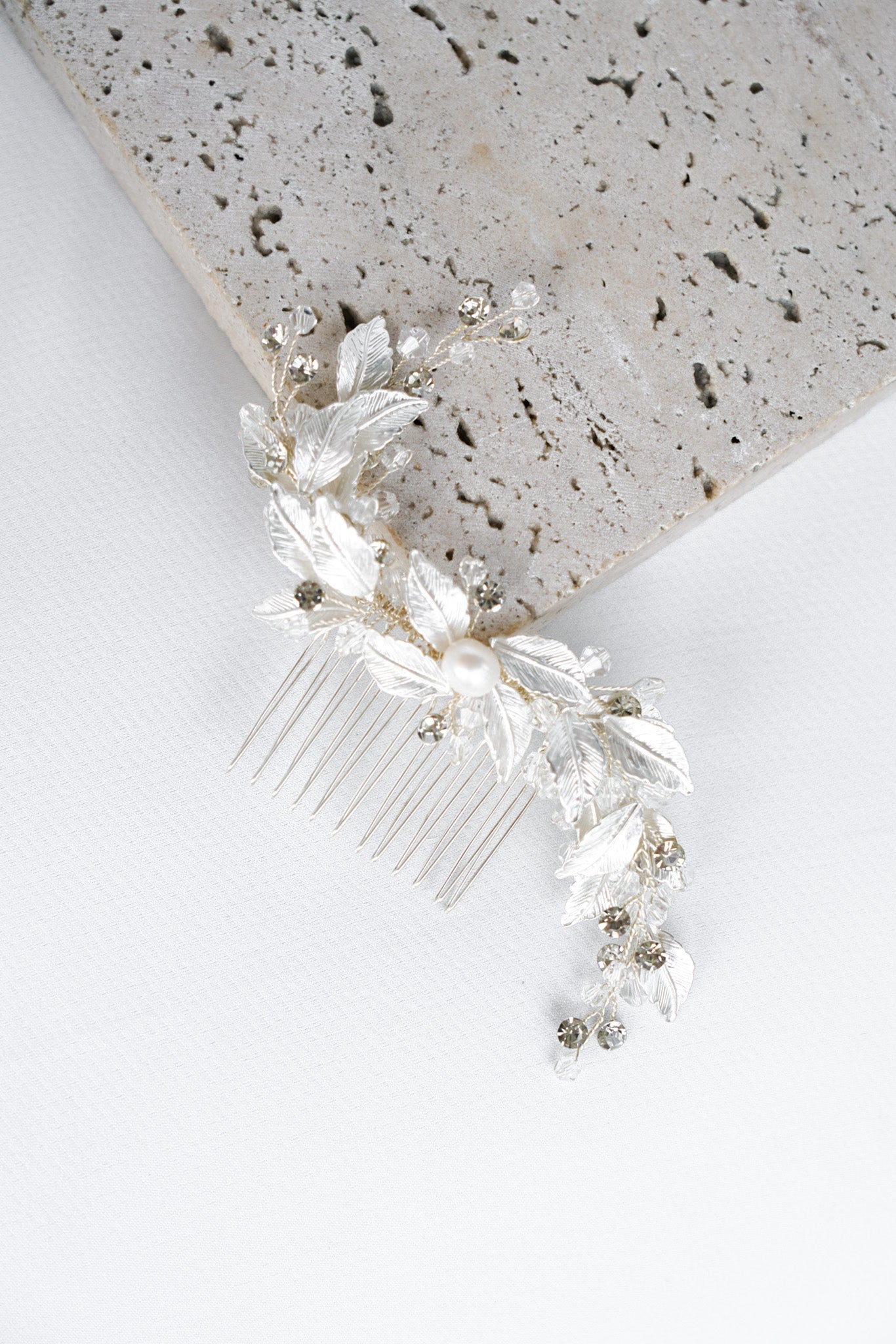 Peigne de mariage fleuri argent avec des perles et des cristaux