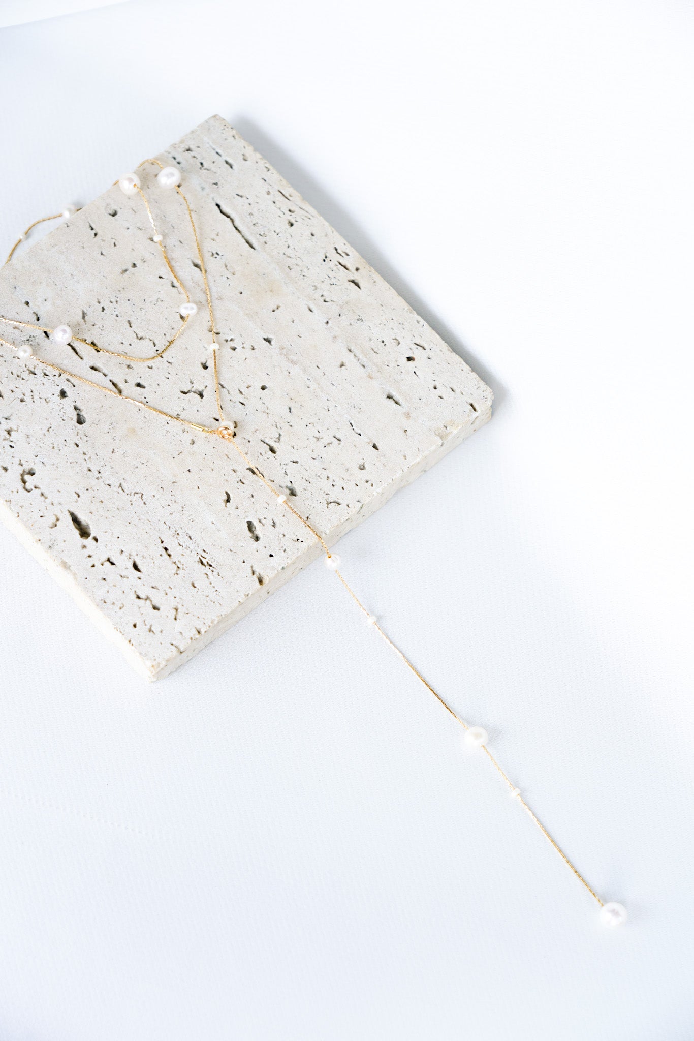 Collier de dos à perles naturelles