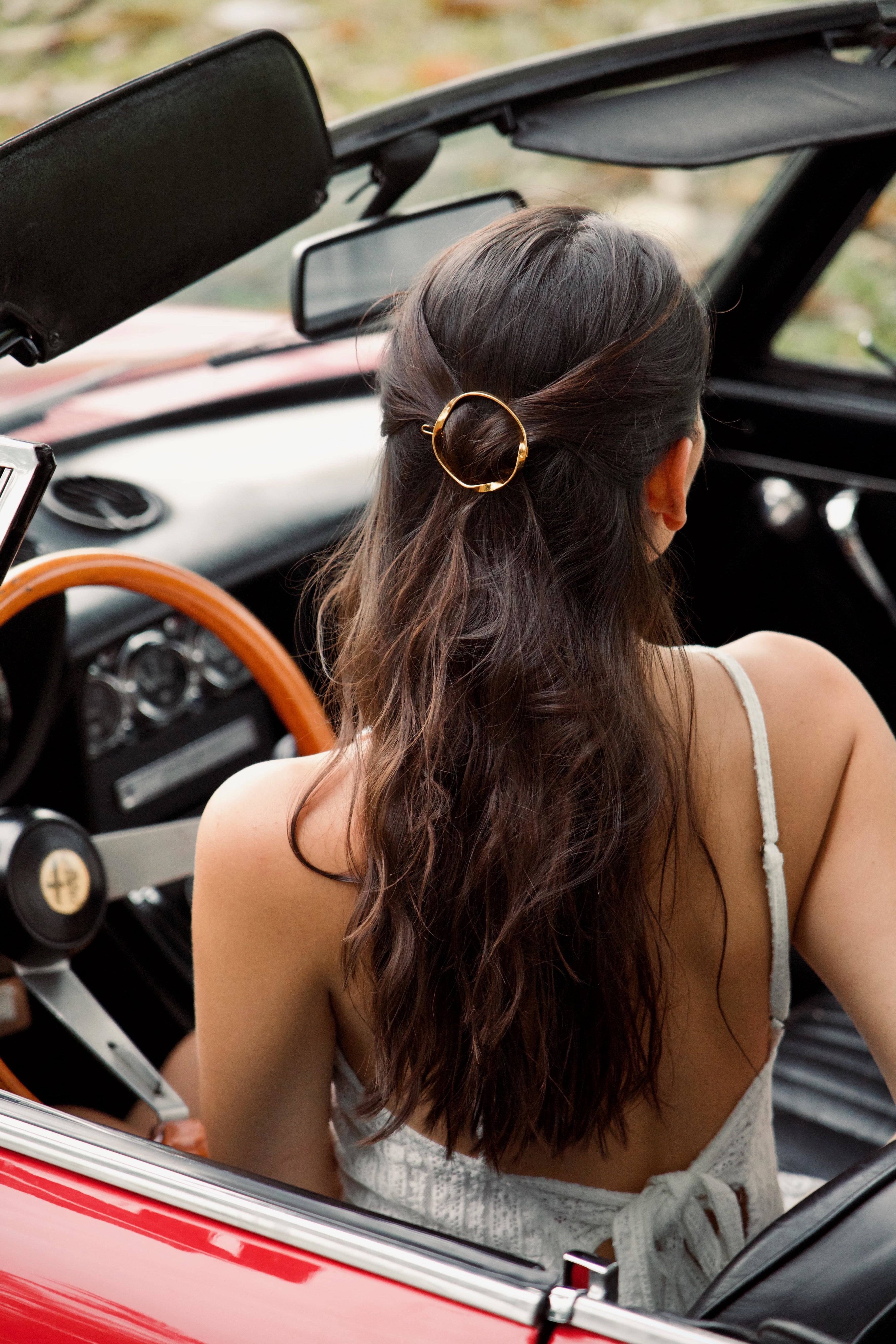 Femme portant un barrette élégante et moderne en forme de cercle