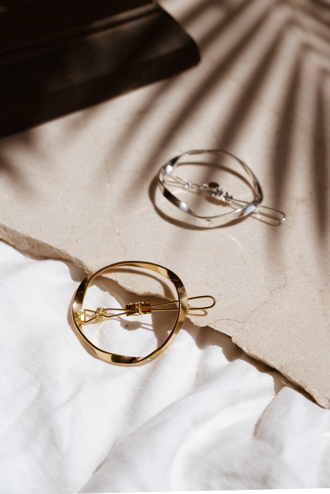 Barrette moderne en cercle doré et argenté