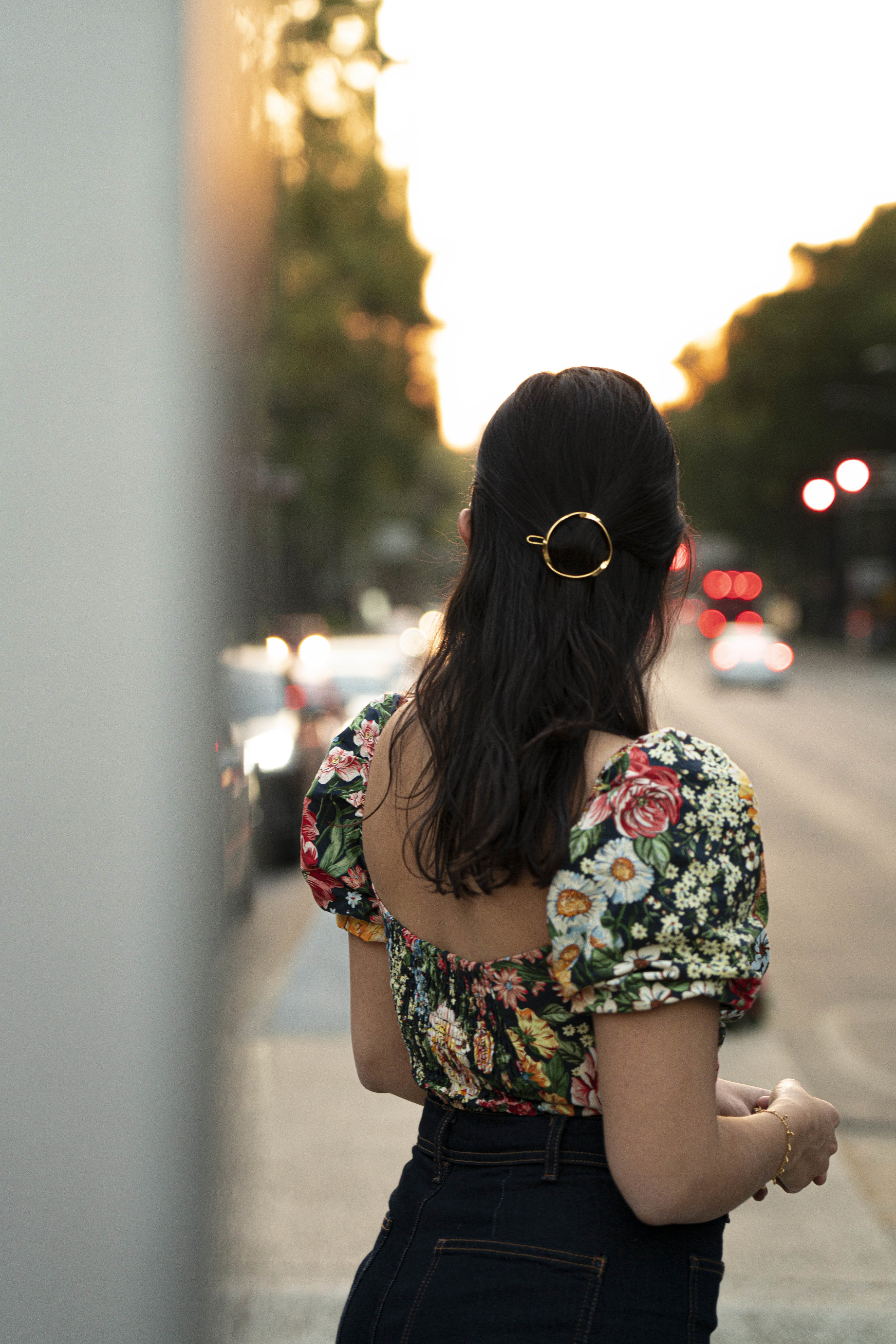 Femme avec une coiffure élégante et moderne avec barrette à cheveux