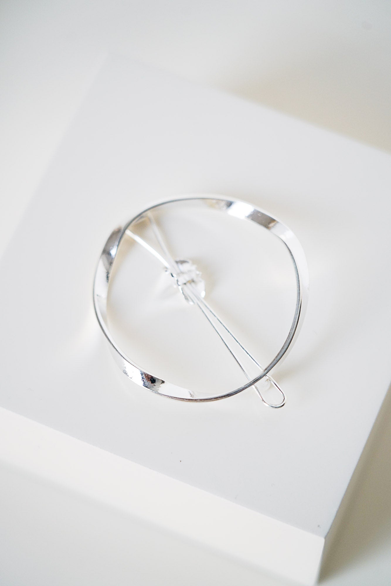 Barrette moderne argent en forme de cercle