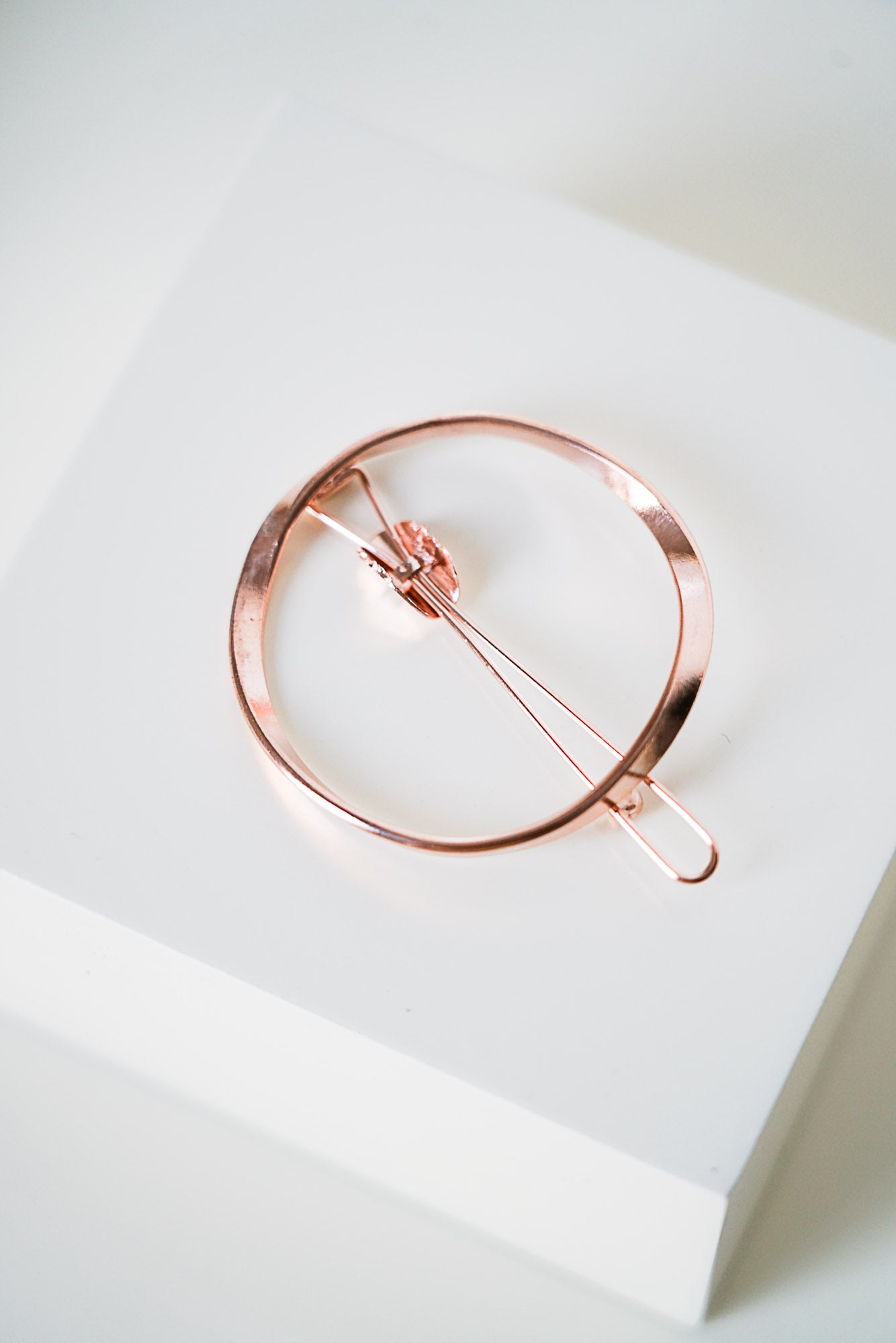 Barrette moderne or rose en forme de cercle