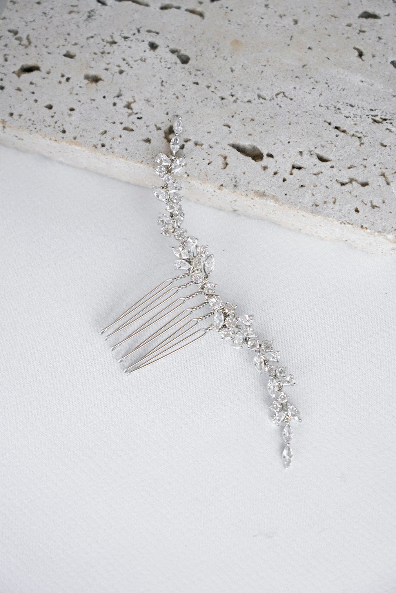 peigne mariage fait à la main avec des cristaux en zircon posé sur une plaque de marbre