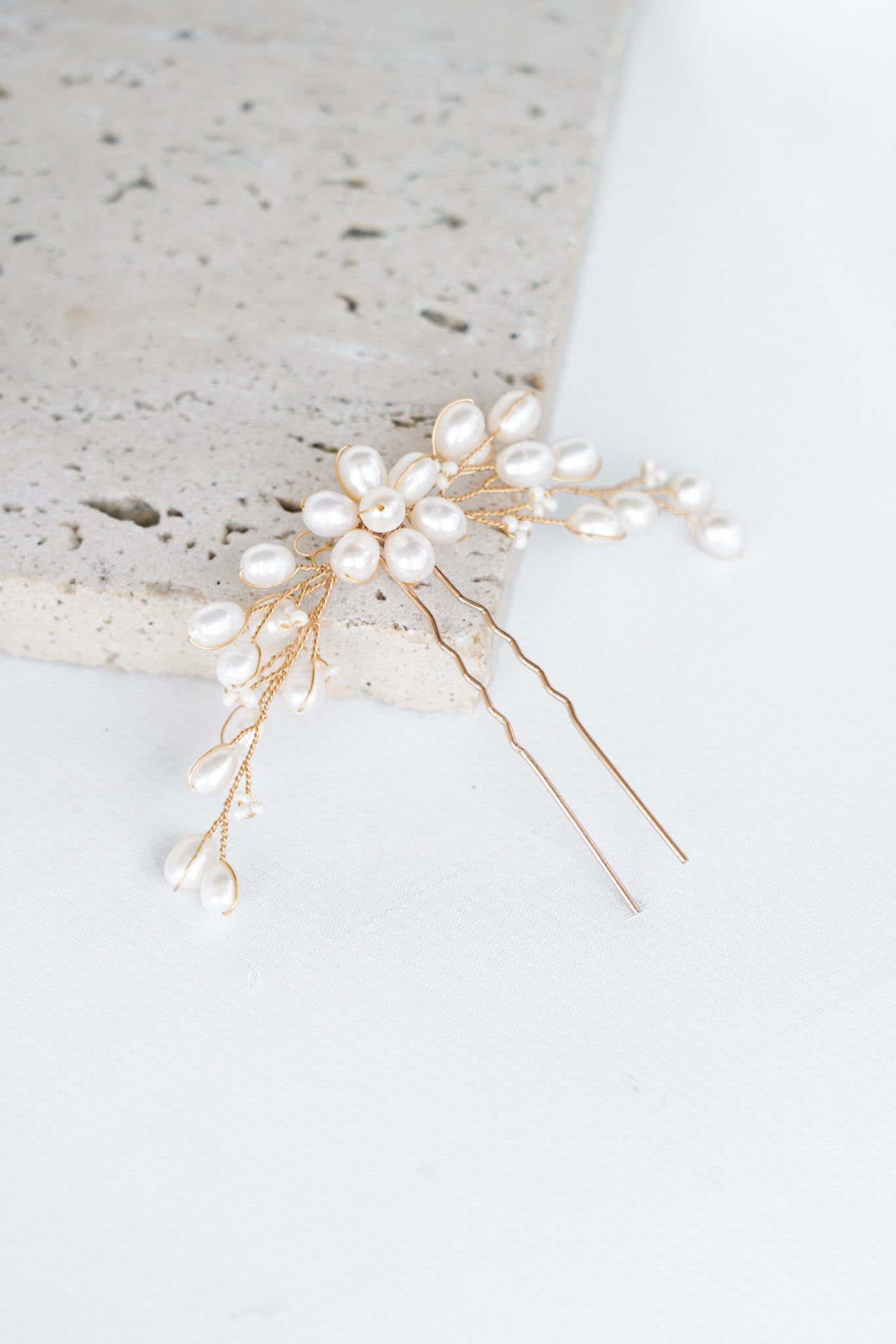 pic de cheveux pour mariage en perles naturelles au style floral