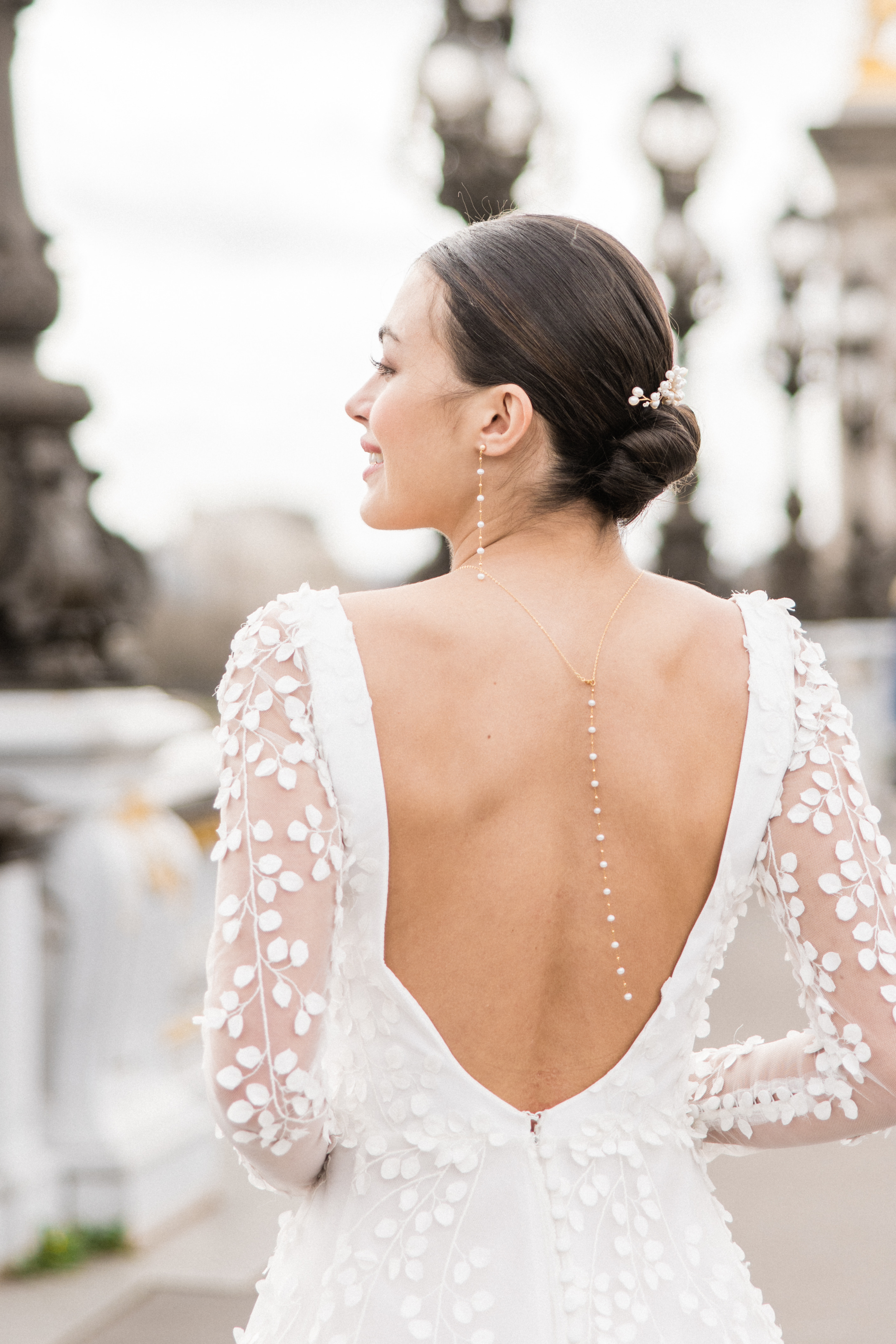 parure de bijoux en perles naturelles pour un collier de dos et des boucles d'oreilles bohème