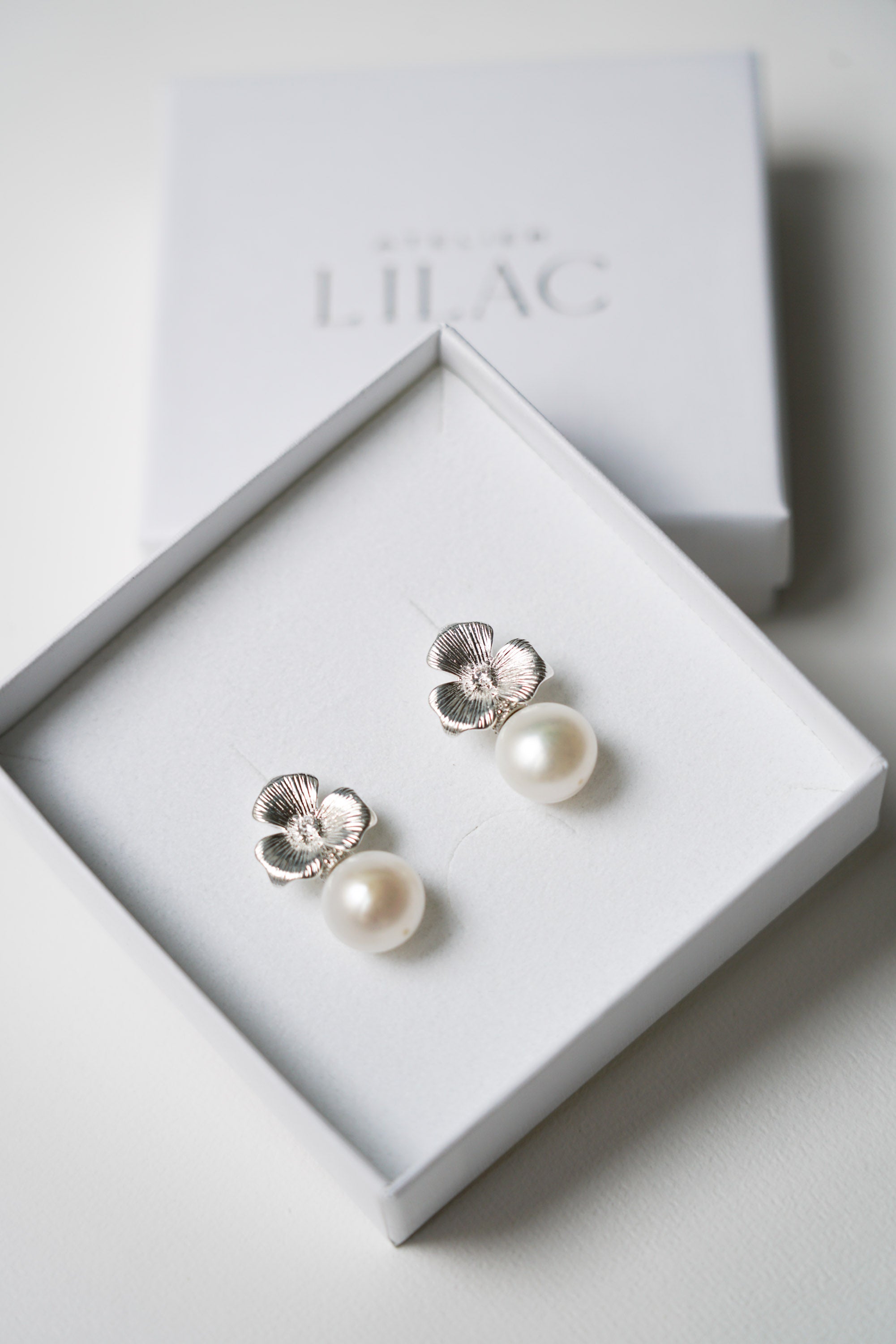 Boucles d'oreilles mariage civil argenté à fleurs et perles