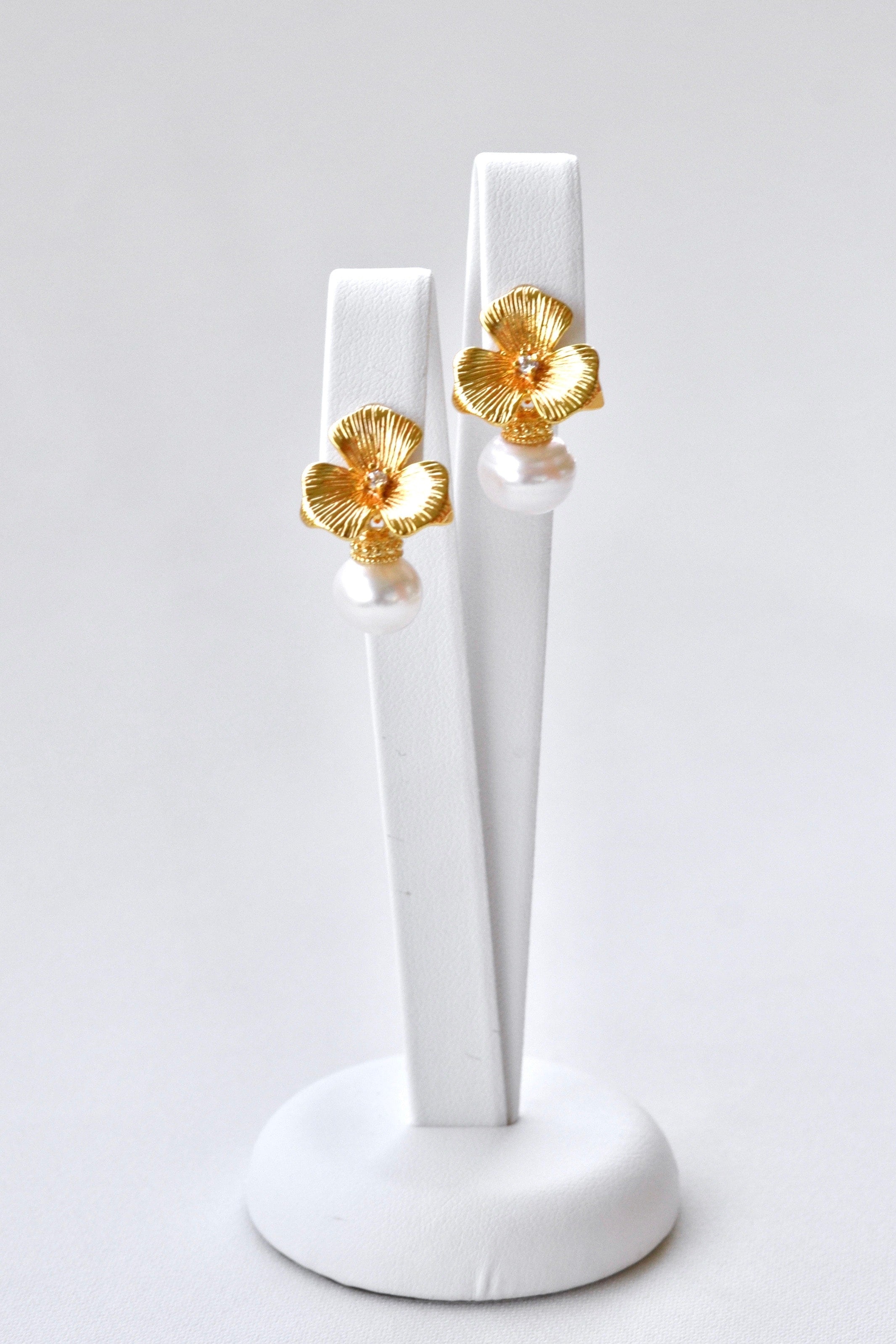 Boucles d'oreilles romantiques fleurs or avec perle blanche suspendue