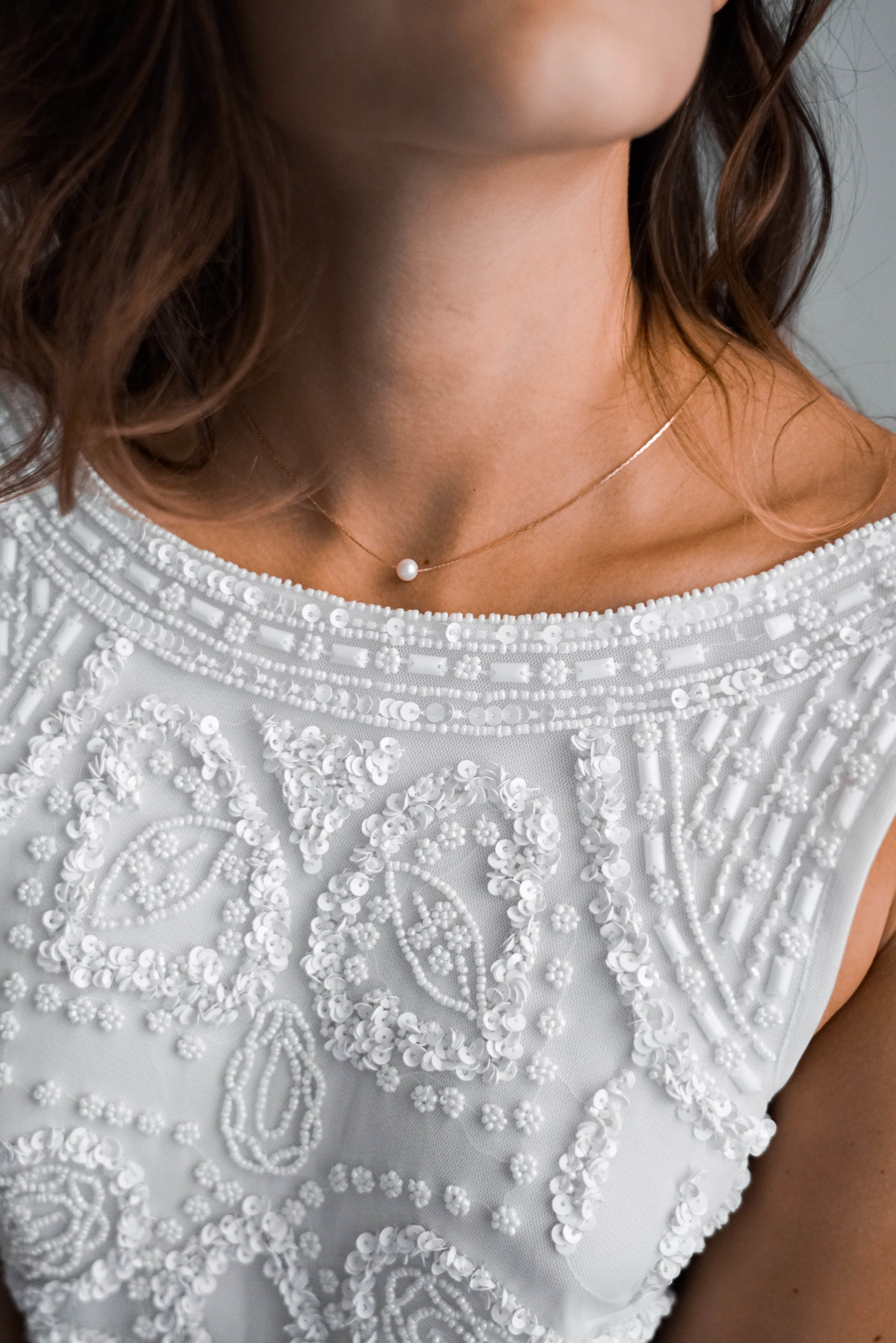 collier de mariage avec une chaine en or et une perle naturelle pour un mariage bohème