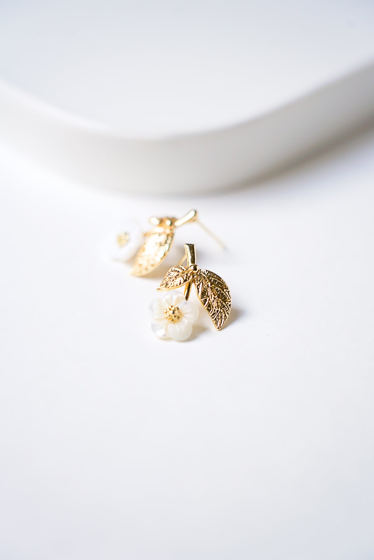 Bea - Boucles d'oreilles florales en nacre - Boucles d'oreilles courtes - Atelier Lilac