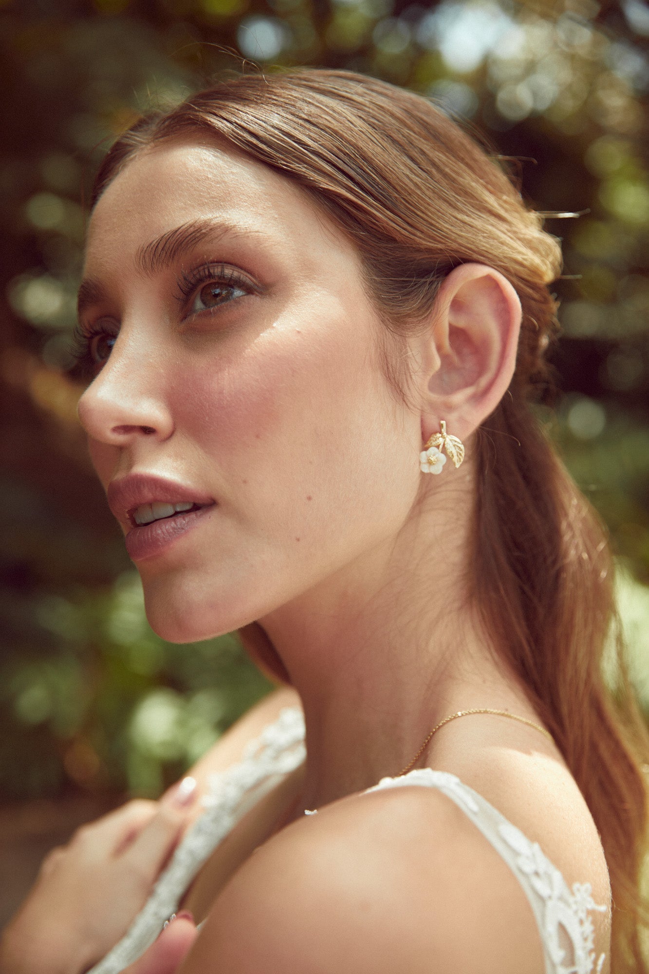 Bea - Boucles d'oreilles florales en nacre - Boucles d'oreilles courtes - Atelier Lilac