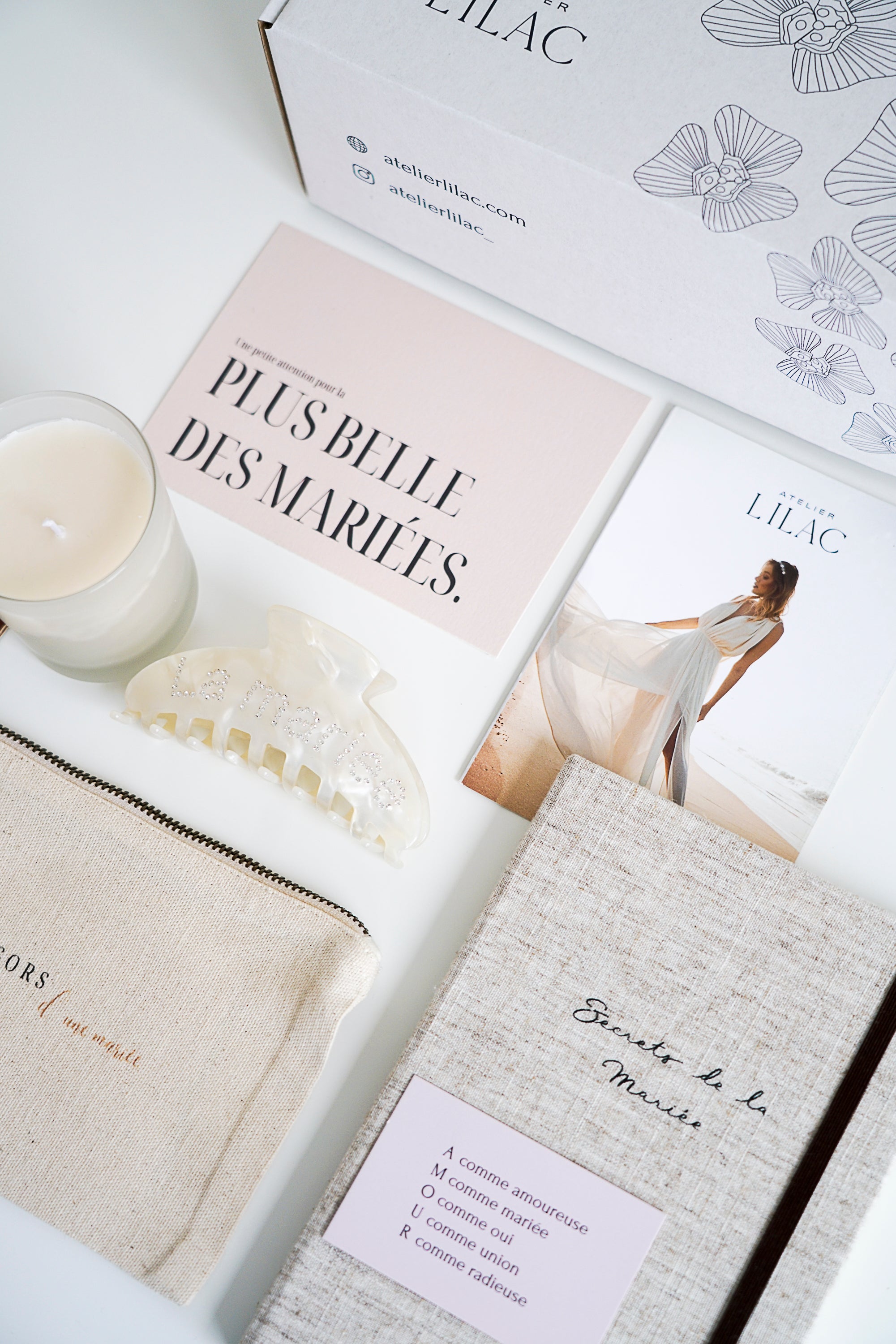 Box cadeaux pour future mariée avec carnet en tissu brodé, peigne à cheveux "la mariée", bougie parfumée, pochette en tissu et cartes de voeux