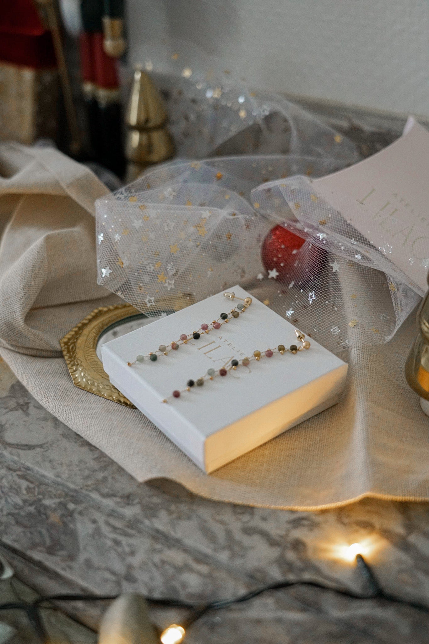 Boucles d'oreilles pendantes avec pierres naturelles colorées dans un décor de Noël et fêtes