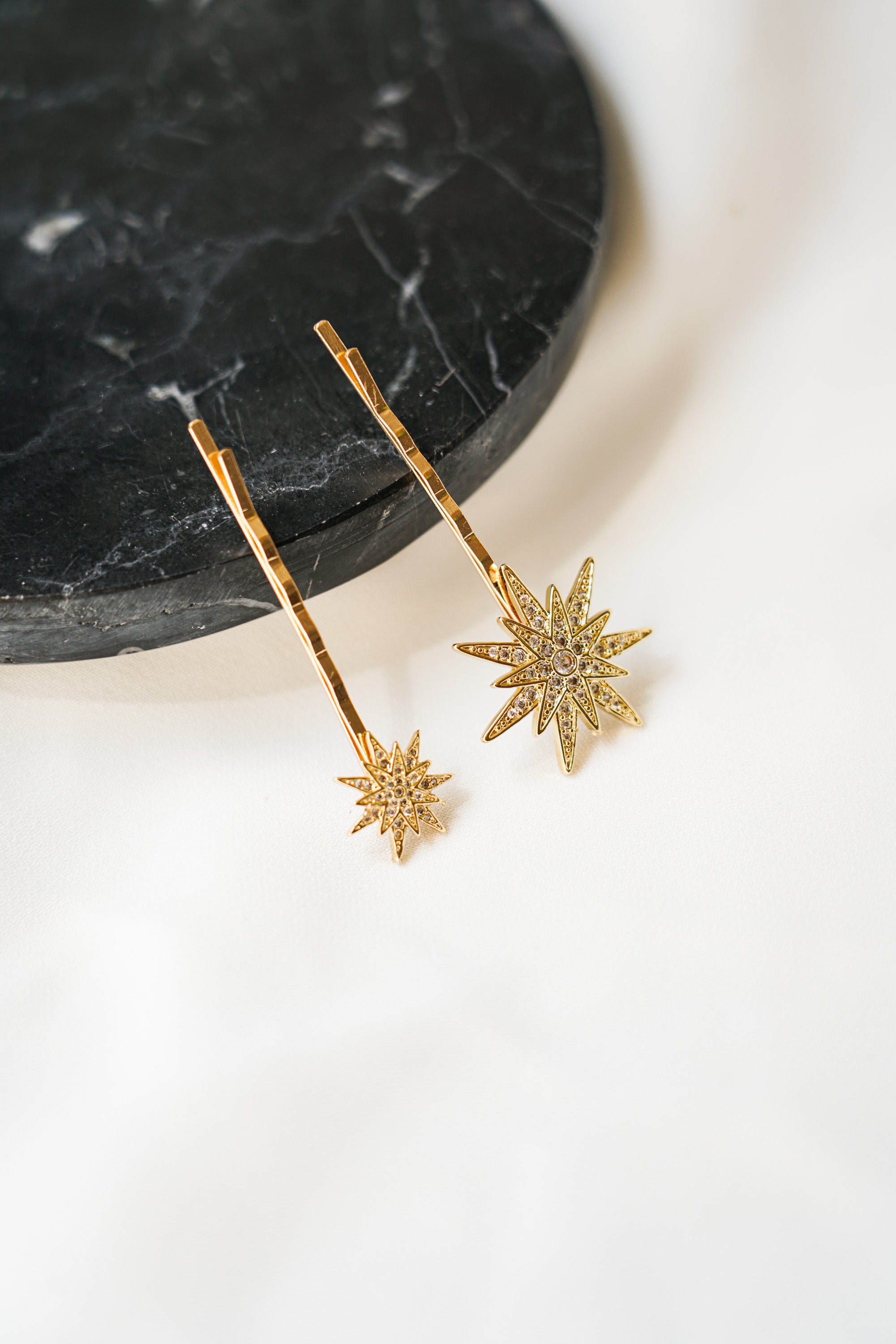 Pinces avec étoiles dorées de deux tailles différentes