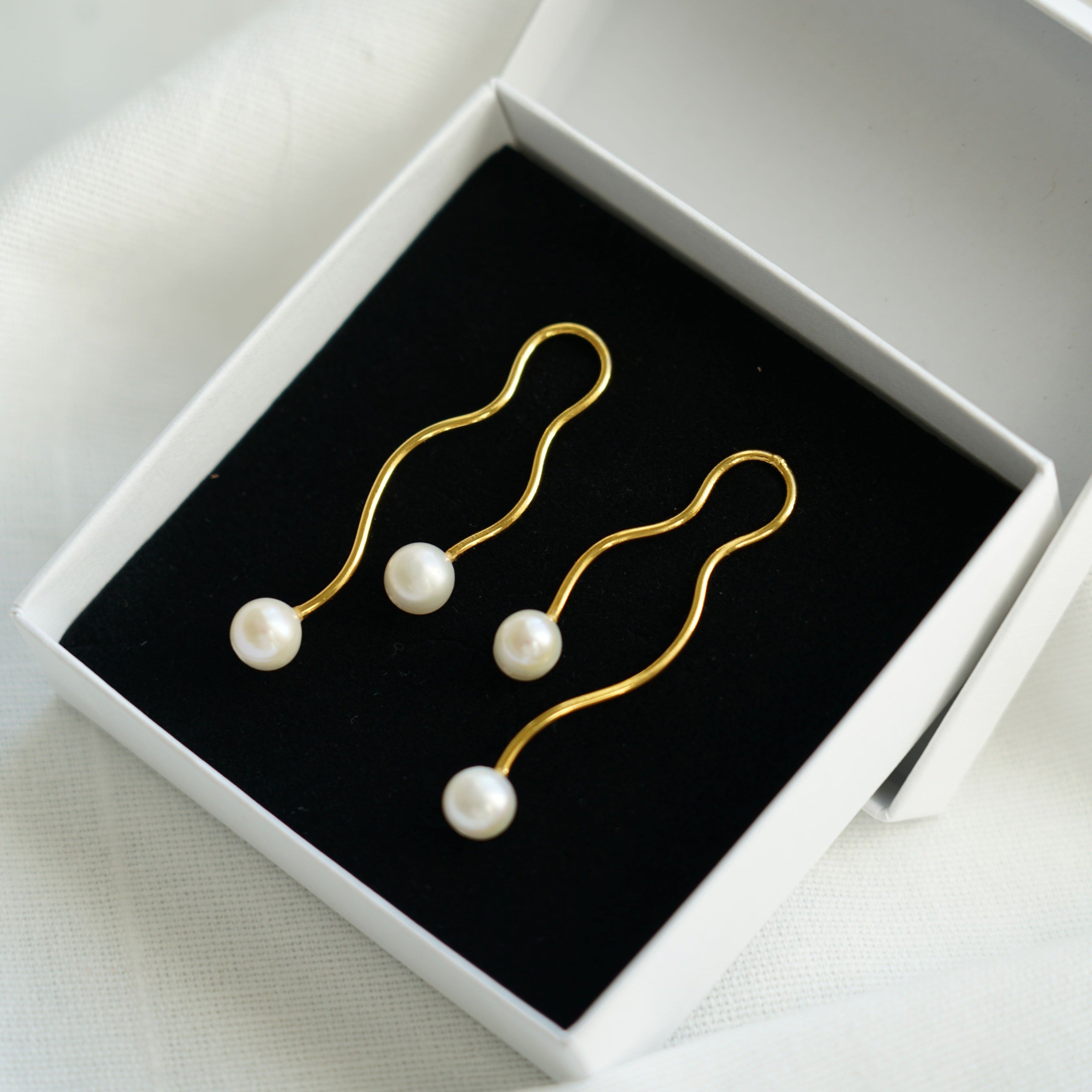 Boucles d'oreilles modernes dorées avec perle naturelle