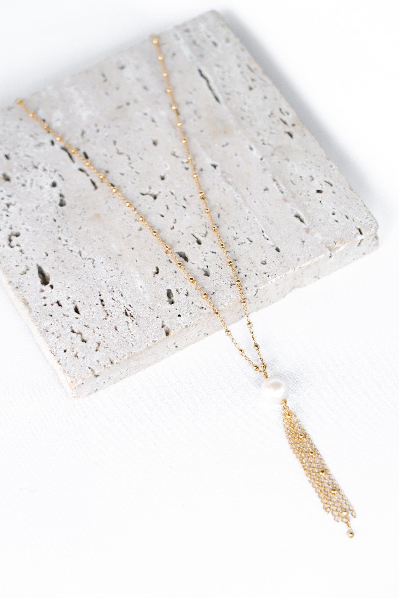 Gui - Bijou de robe avec perles naturelles - Collier de dos - Atelier Lilac