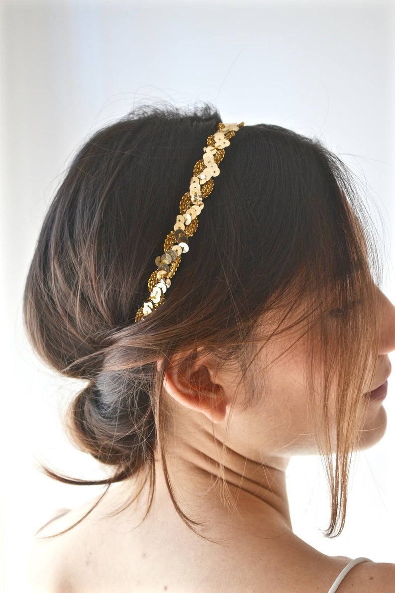 Headband à sequins dorés pour une mariée au style bohème
