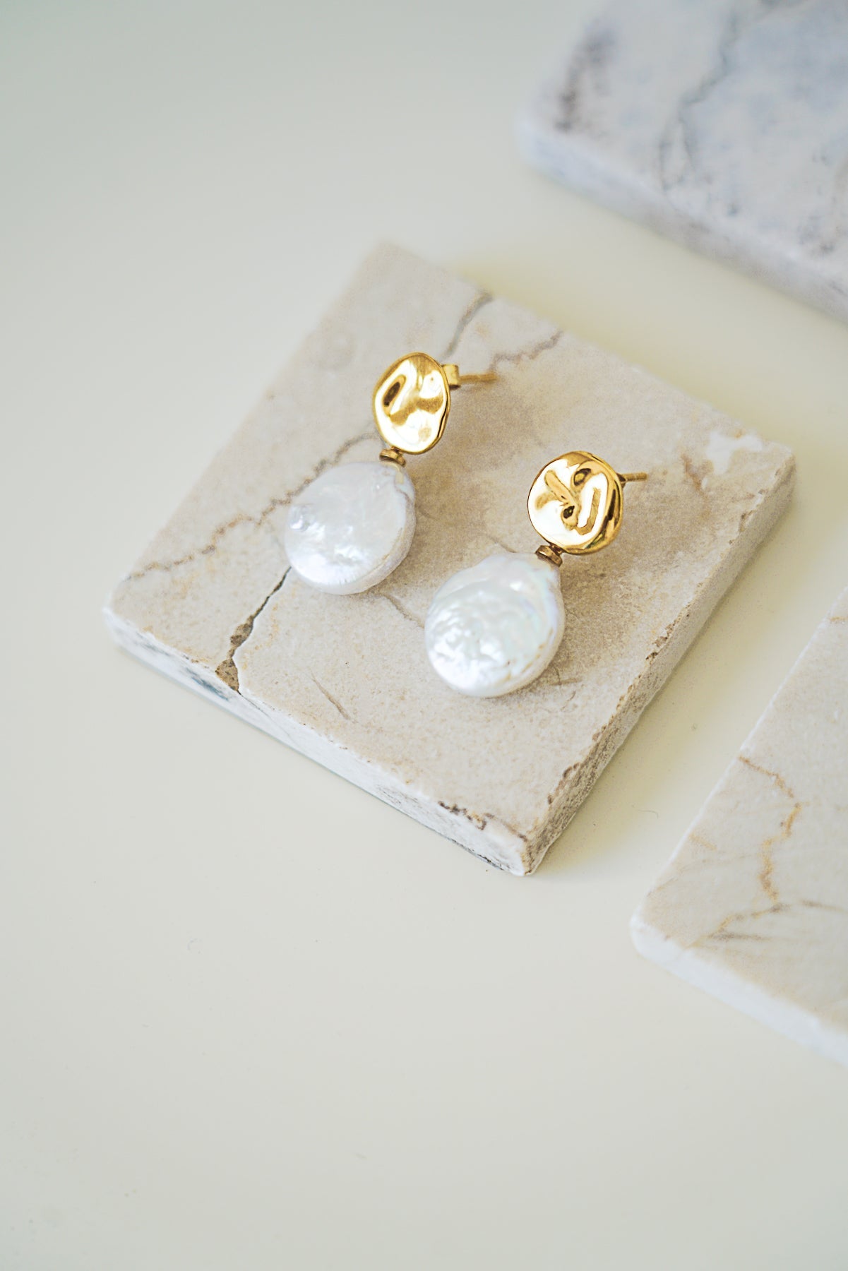 Marinha - Boucles d'oreilles courtes perle baroque - Boucles d'oreilles courtes - Atelier Lilac