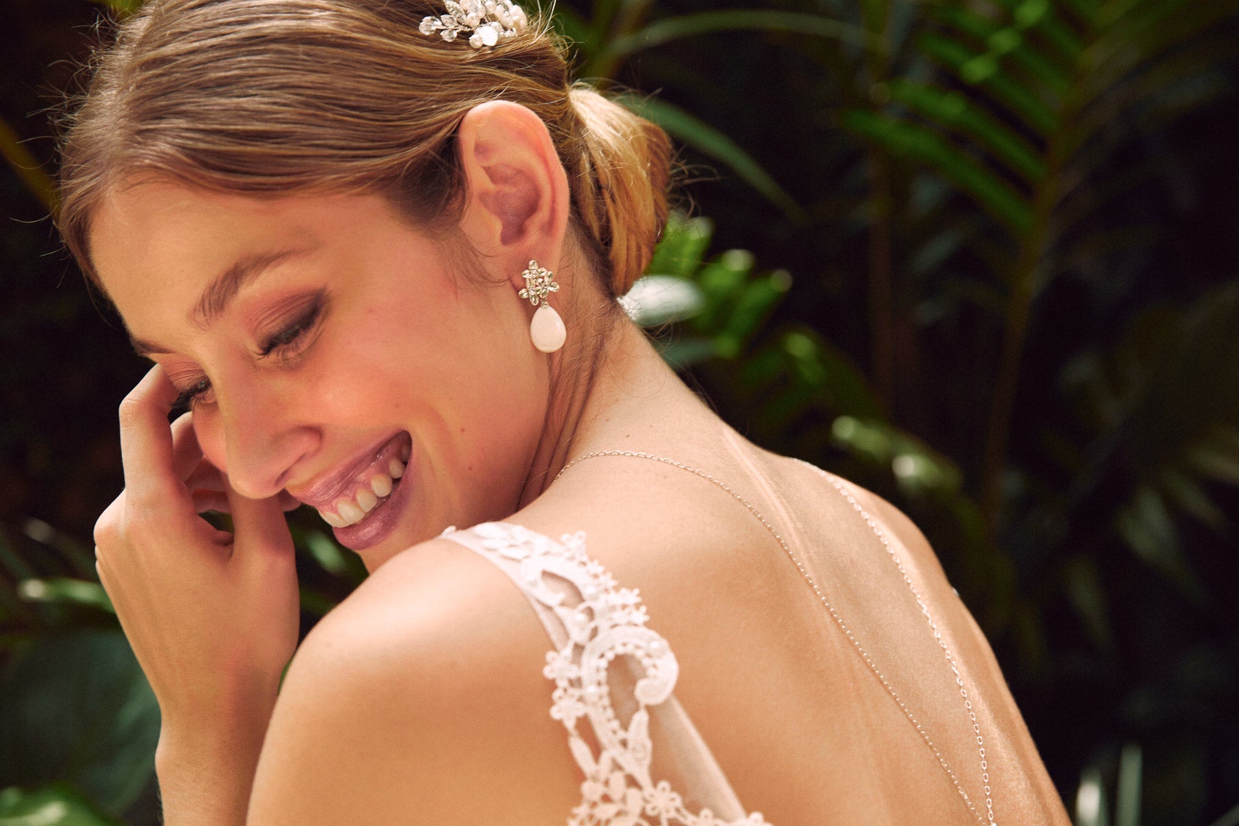Pura - Boucles d'oreilles florales et goutte nacre - Boucles d'oreilles courtes - Atelier Lilac