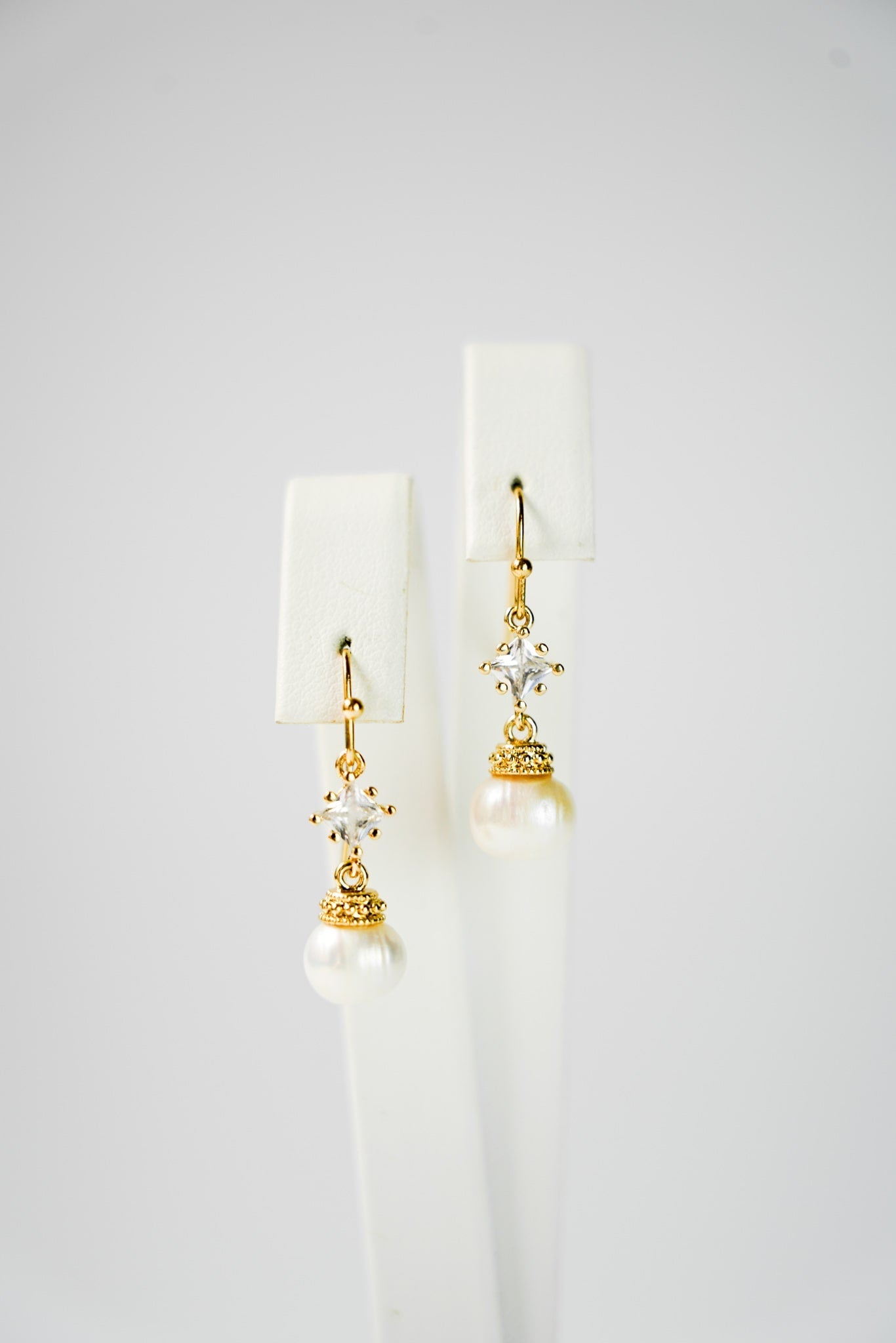 Talentueuse - Boucles d'oreilles délicates zirconium et perle - Boucles d'oreilles courtes - Atelier Lilac
