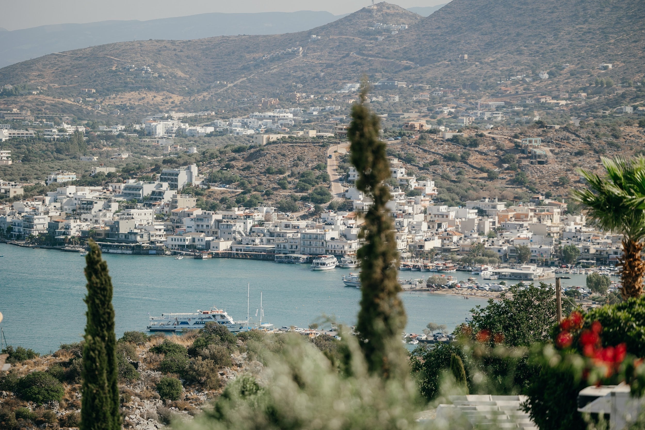 Mariage en Grèce : l’élégance lumineuse de Liliia en Crète, entre mer turquoise et perles délicates