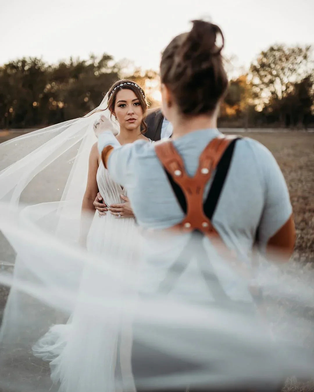 Savannah, une mariée lumineuse sublimée par notre headband en cristaux "Ravie"