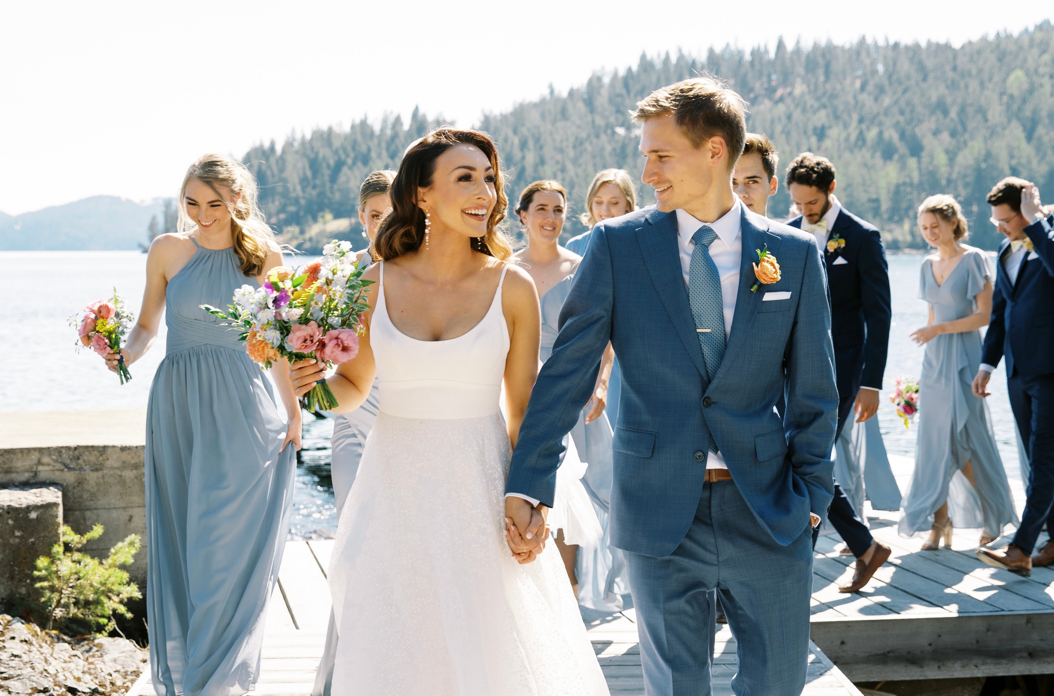 couple près de l'eau entrain de se regarder