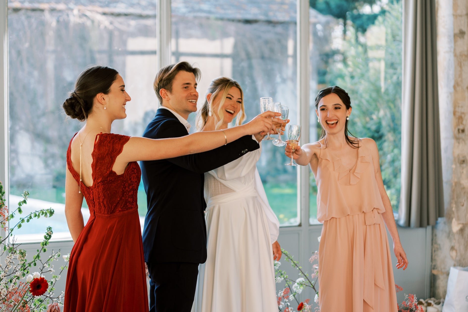 mariés entrain de célébrer leur amour avec leurs invités en trinquant avec leur verre