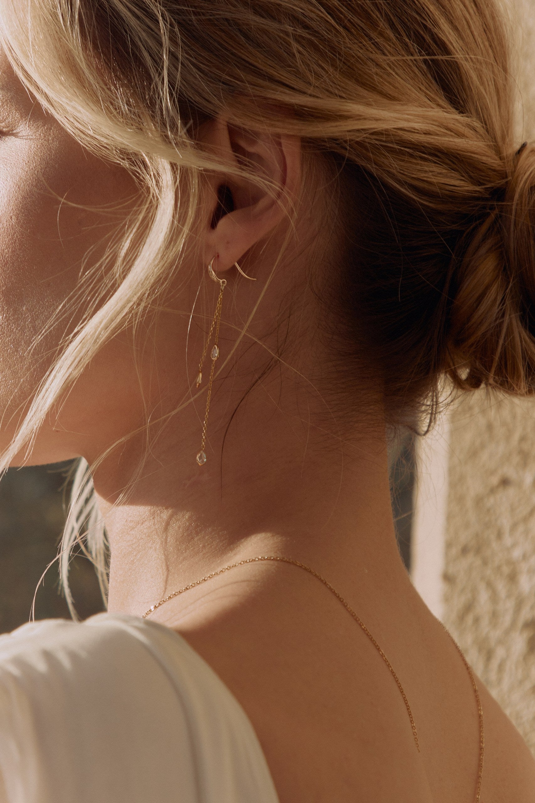 Photo d'une femme de prés avec un focus sur des boucles d'oreilles romantiques