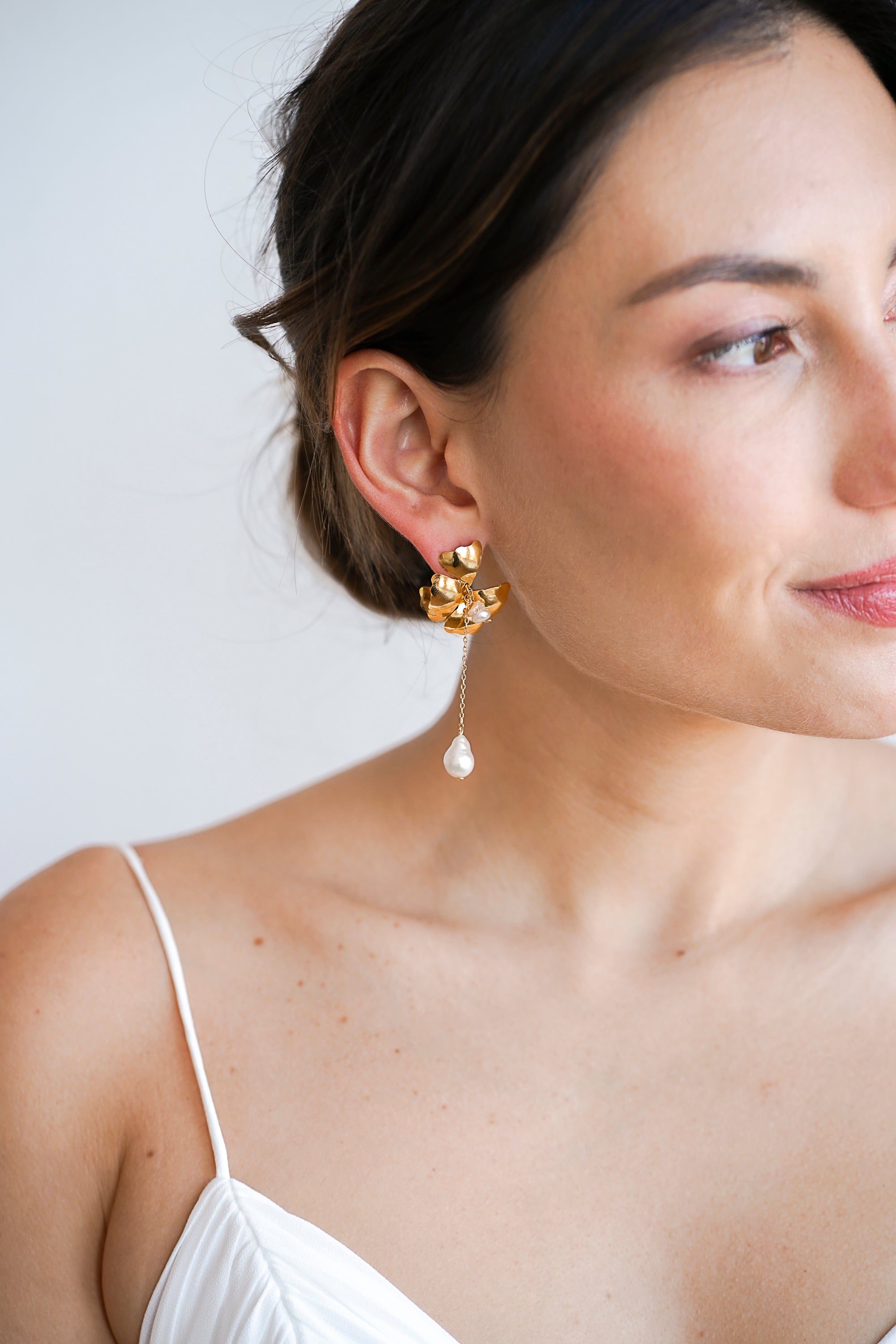 boucles d'oreilles pendantes avec une fleur en bronze plaqué or ornée et une chaine avec une perle naturelle au bout