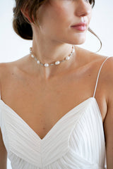 Femme portant un collier en perles naturelles et cristaux