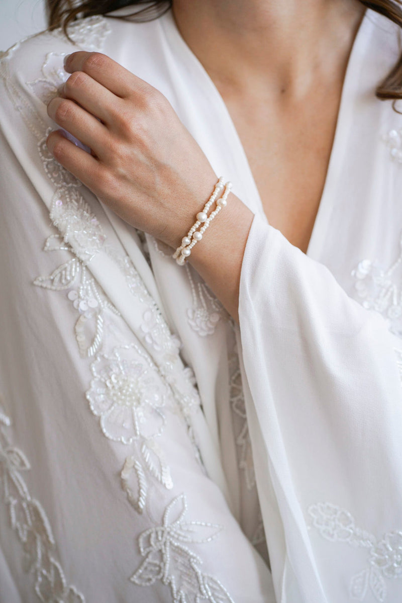 Mariée portant un bracelet de perles à double rangs