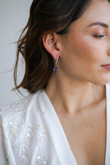 Mariée portant boucles d'oreilles mariage cristal de verre bleu pour respecter la tradition quelque chose de bleu
