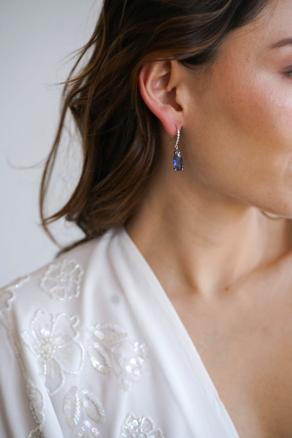 Boucles d'oreilles avec une pierre bleue avec des petits cristaux sur l'attache idéale pour la tradition something blue