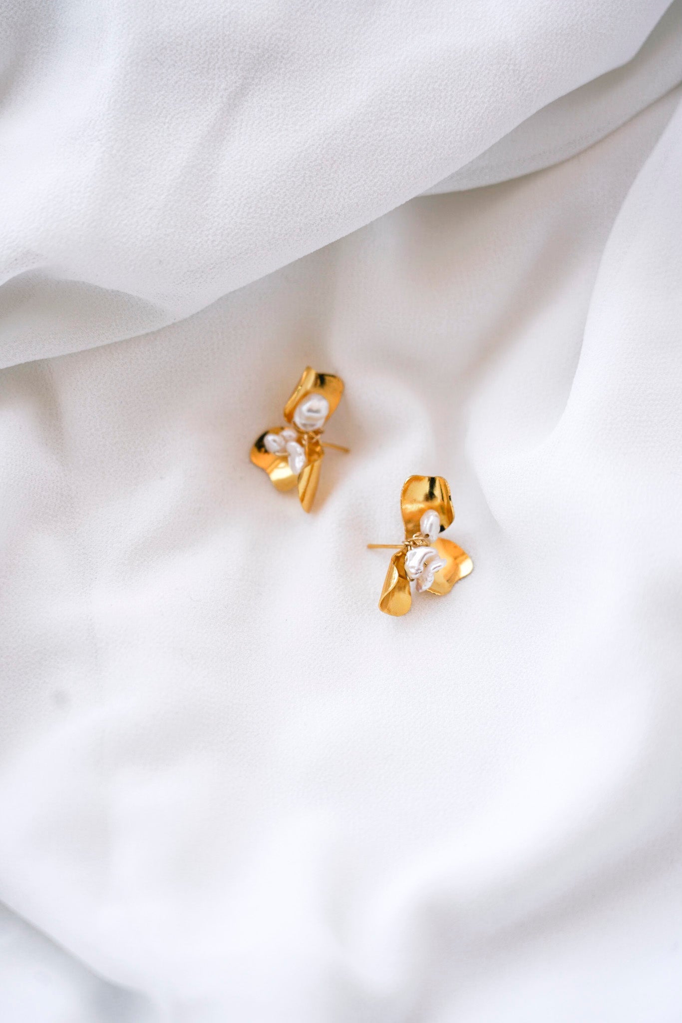 Boucles d'oreilles en forme de fleurs avec des pétales en or et un centre en perle naturelles de culture