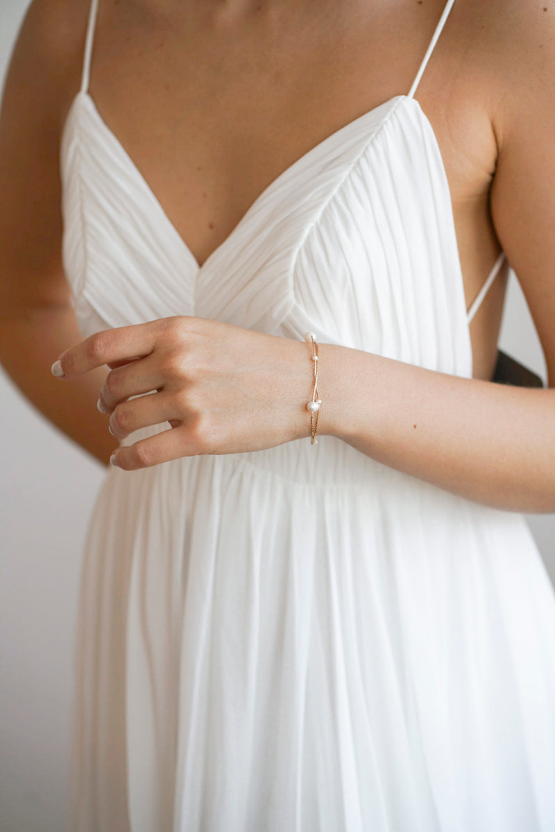 Mariée portant un bracelet à perle à double chaine 
