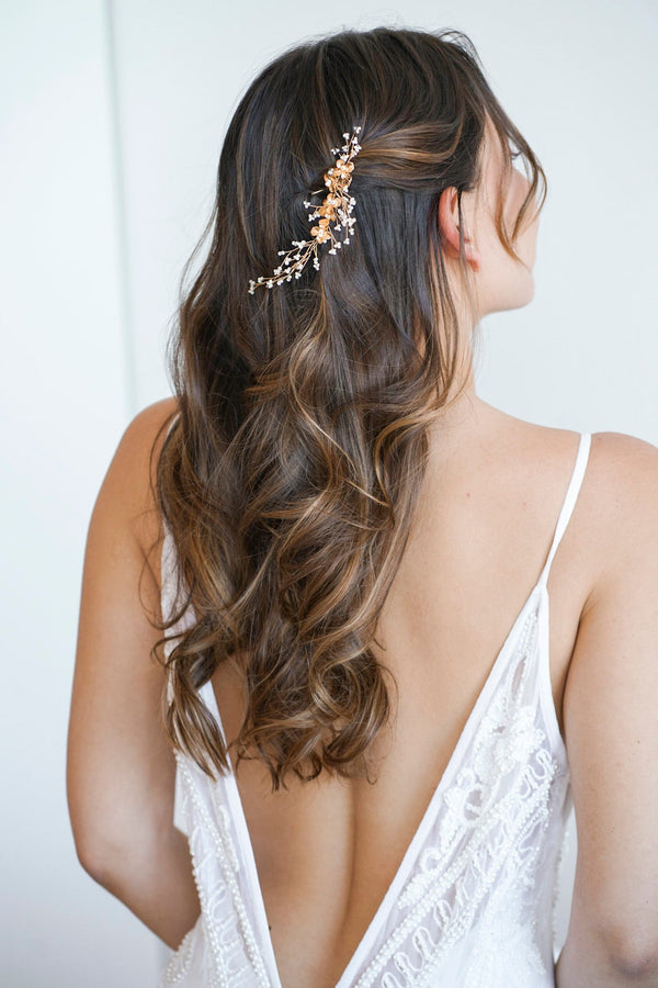 vigne de cheveux pour mariage minimaliste avec des fleurs en or et des perles rocailles blanches