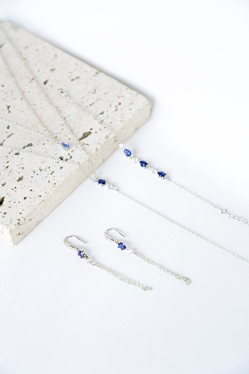 Collier de dos, bracelet et boucles d'oreilles pendantes de mariage couleur argent avec un cristal de verre bleu