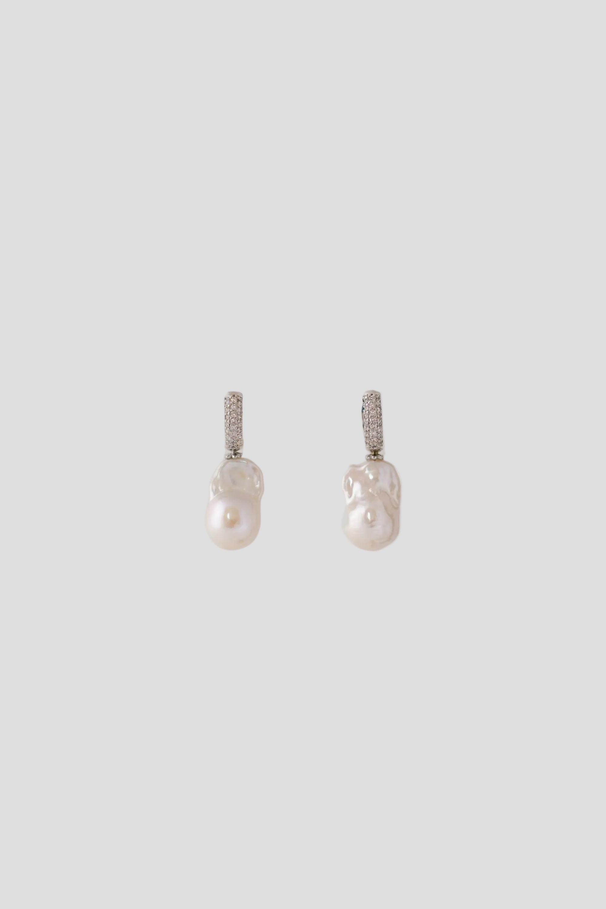 Boucles d'oreilles petite créole zircon argenté et perle baroque