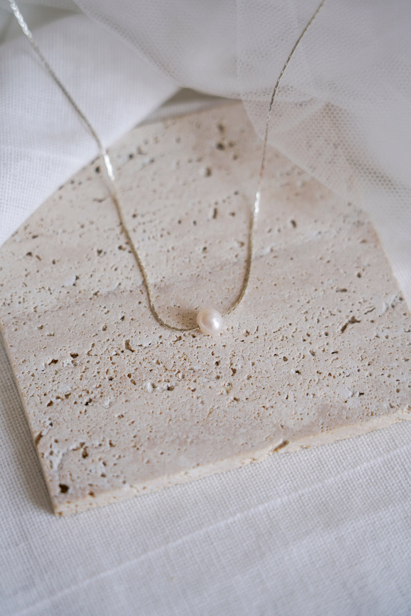Collier chaine en argent avec perle naturelle ronde blanche