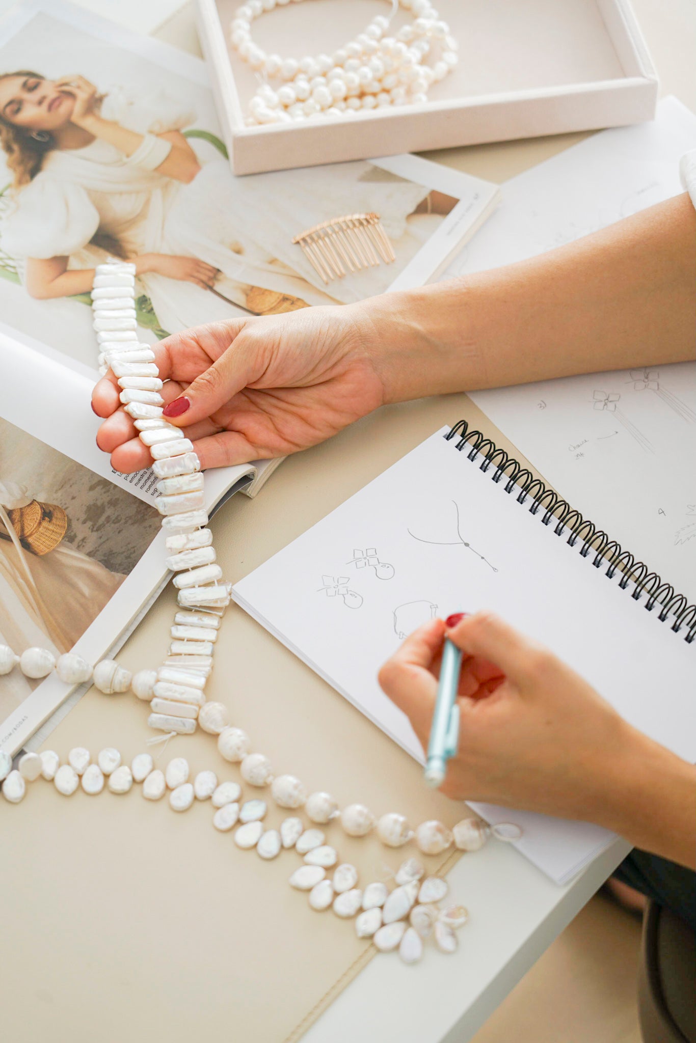 Créatrice qui dessine les bijoux de mariée Atelier Lilac avec des perles naturelles autour