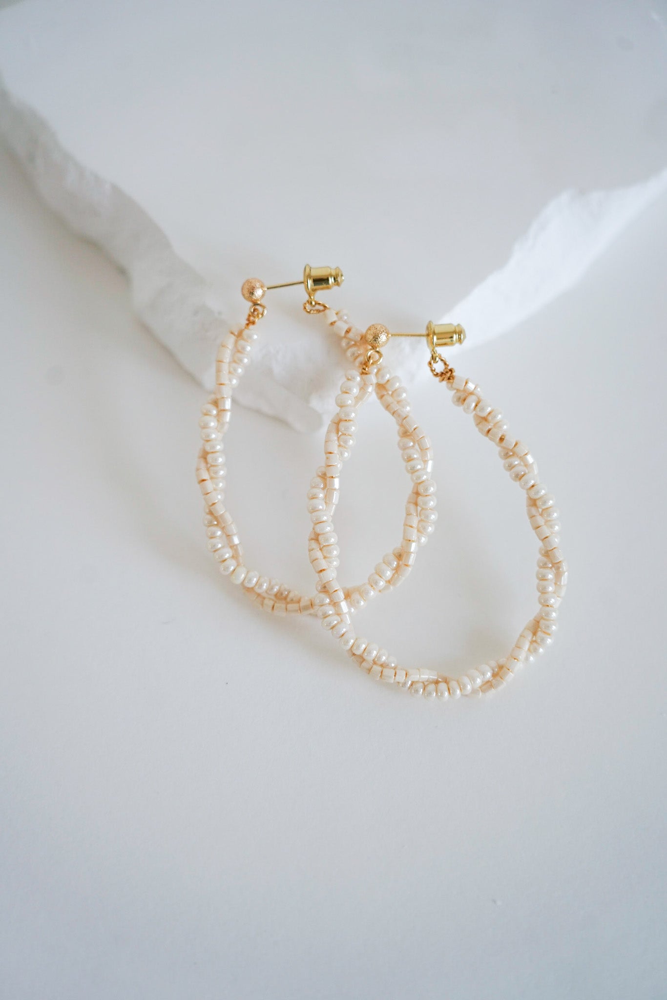 boucles d'oreilles en forme de créoles confectionné avec des perles rocailles pour une mariée bohème