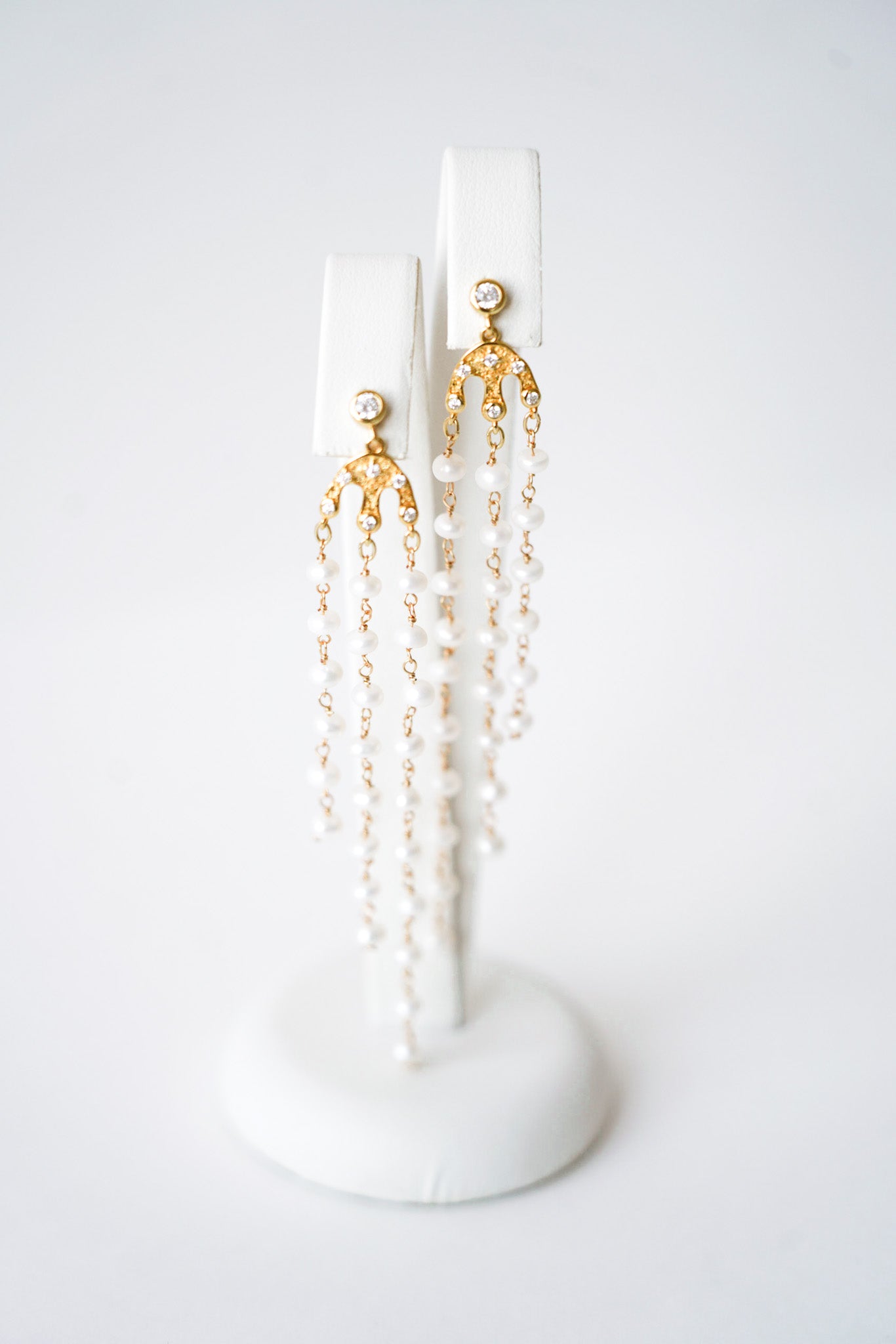 boucles d'oreilles pour une mariée avec des chaines perlées et une attache avec une cristaux 